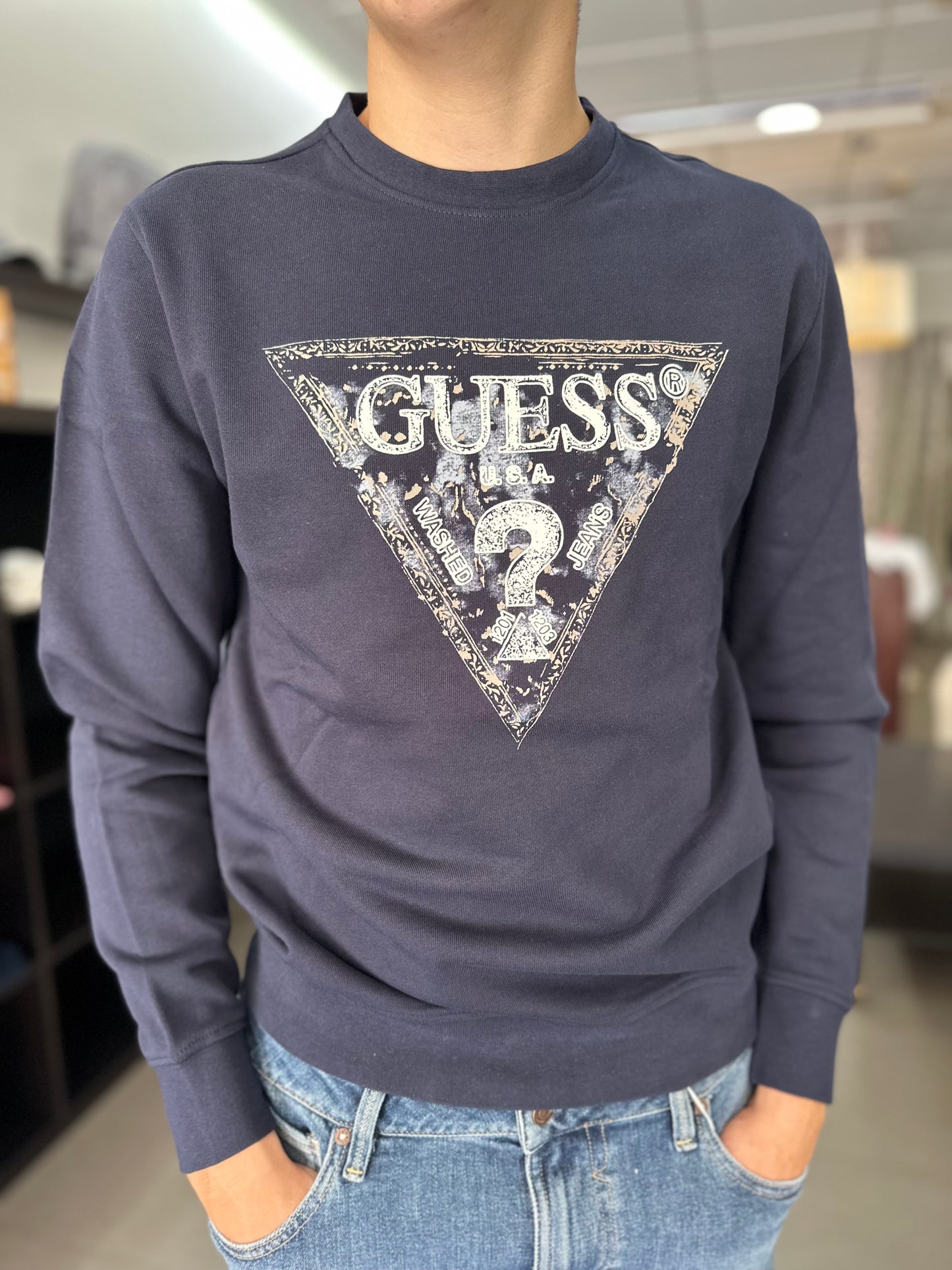 SUDADERA GUESS AZUL MARINA CON LOGO EFECTO AGUA