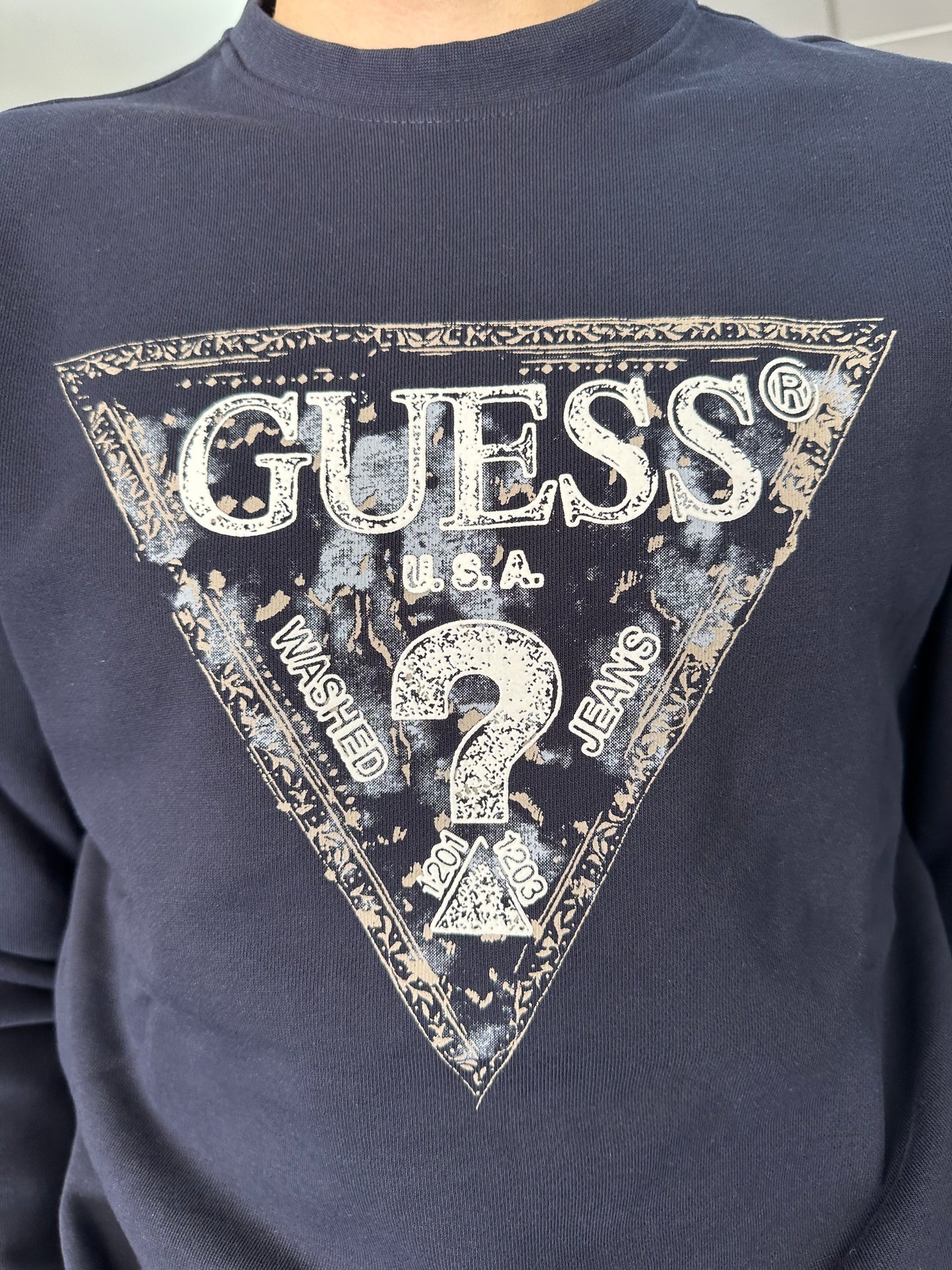 SUDADERA GUESS AZUL MARINA CON LOGO EFECTO AGUA
