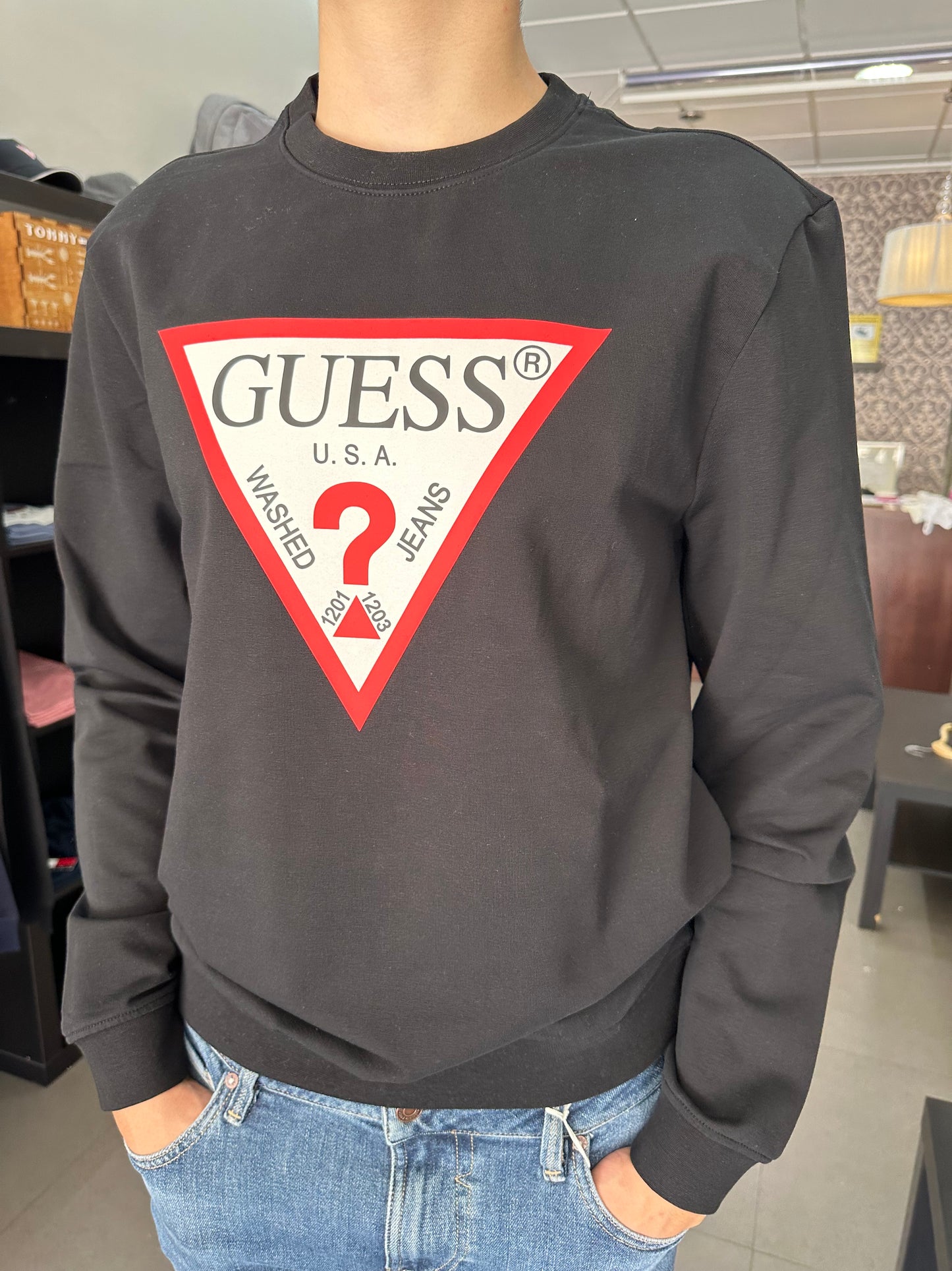 SUDADERA GUESS CON LOGO NEGRA