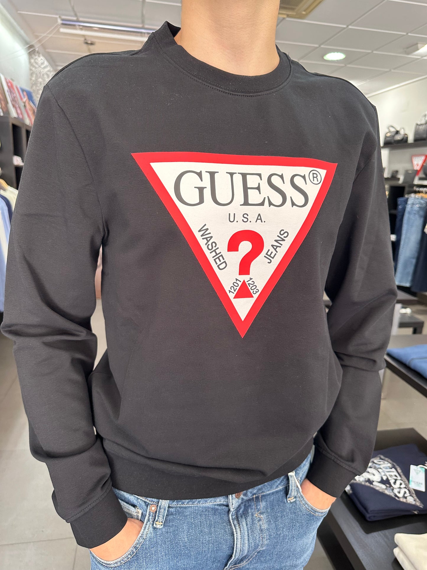 SUDADERA GUESS CON LOGO NEGRA