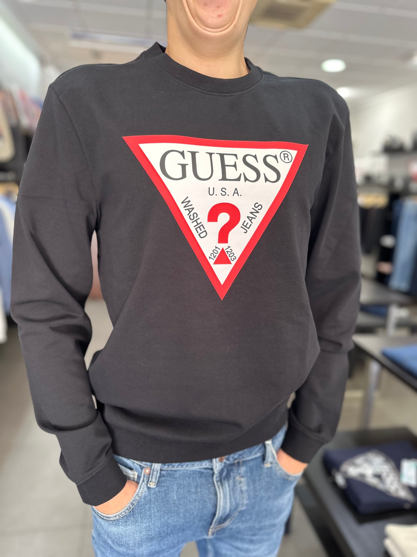 SUDADERA GUESS CON LOGO NEGRA