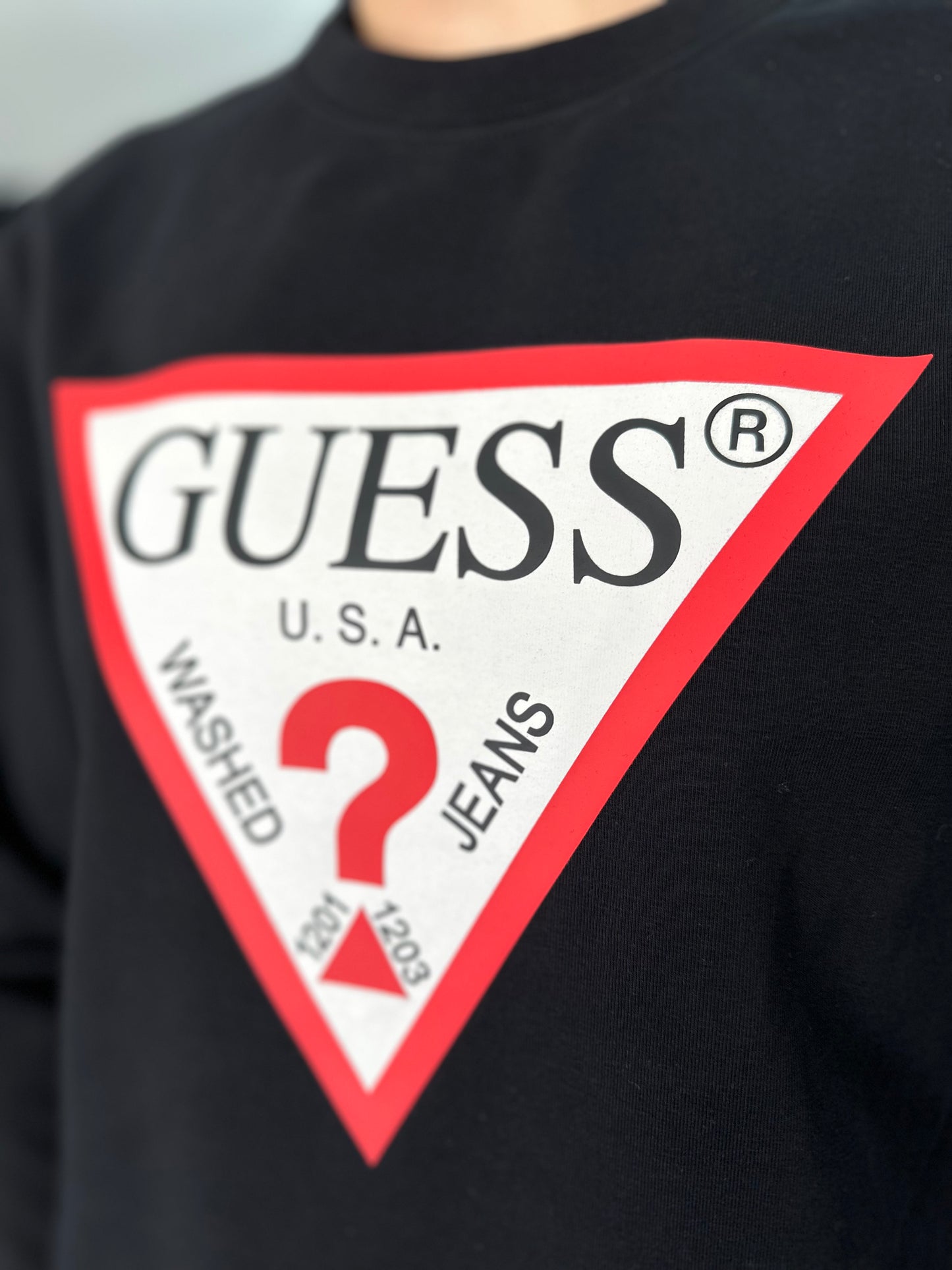 SUDADERA GUESS CON LOGO NEGRA