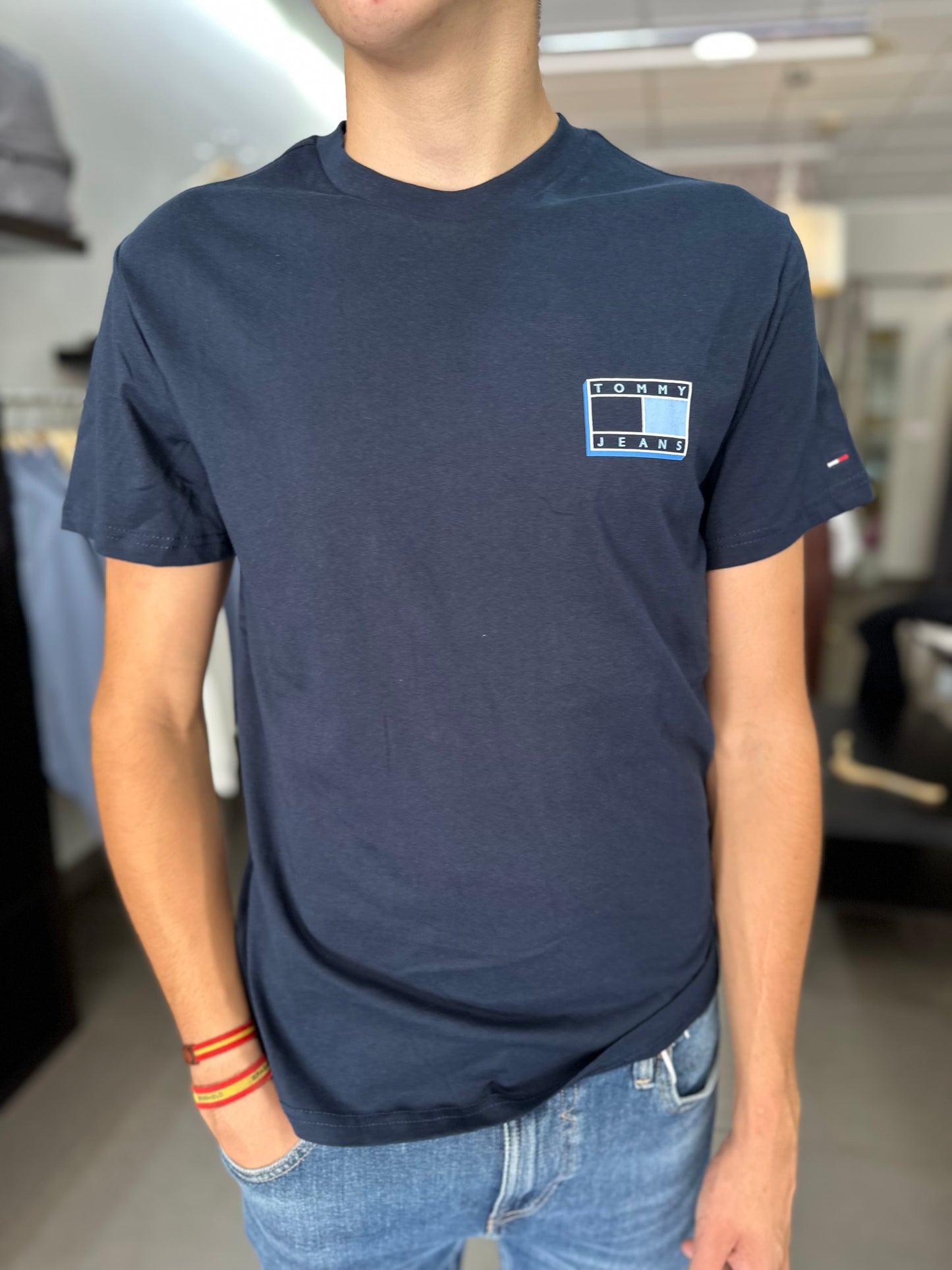 CAMISETA TOMMY JEANS AZUL MARINA CON LOGO AZUL ELECTRICO MANGA CORTA