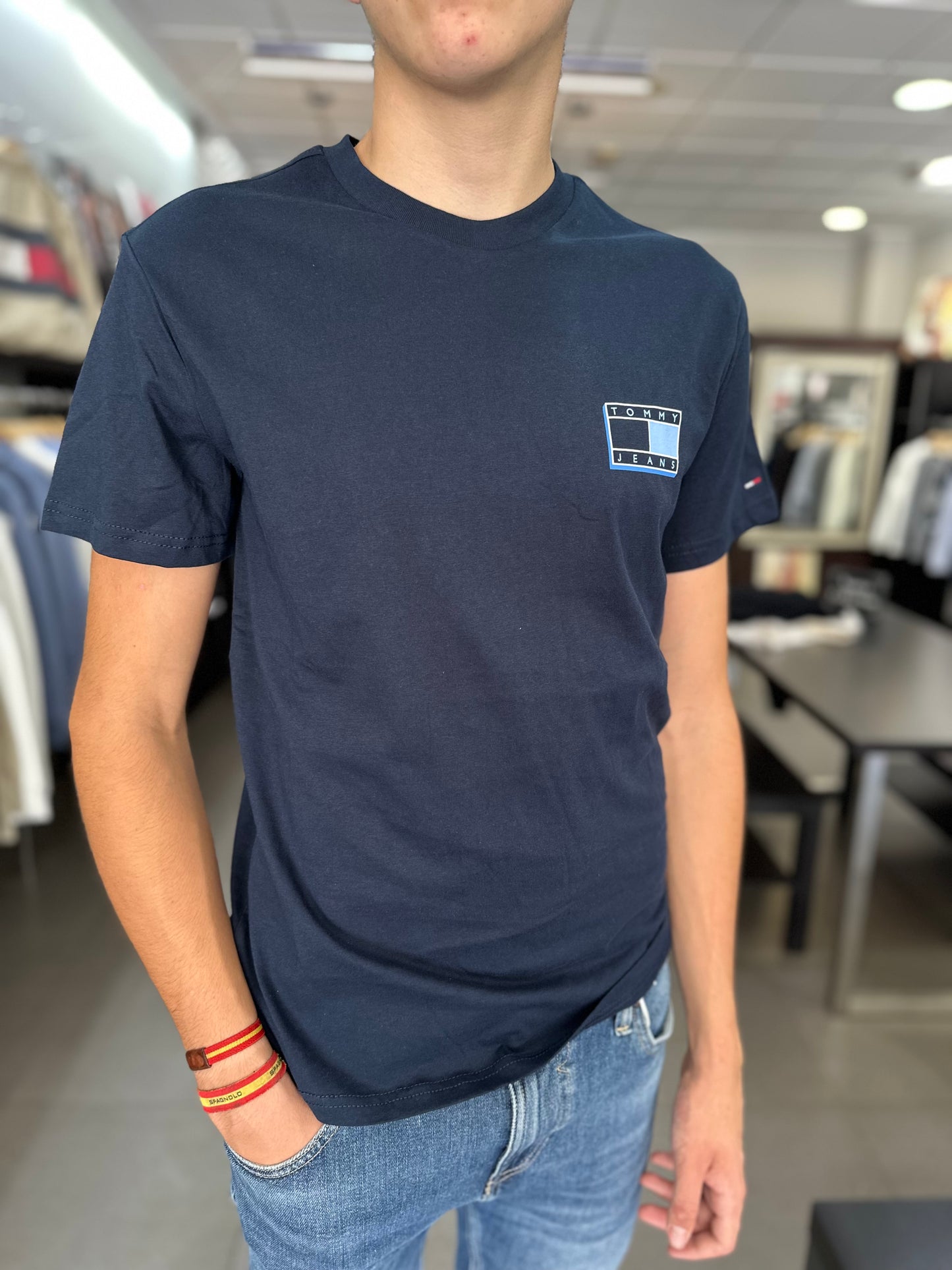 CAMISETA TOMMY JEANS AZUL MARINA CON LOGO AZUL ELECTRICO MANGA CORTA