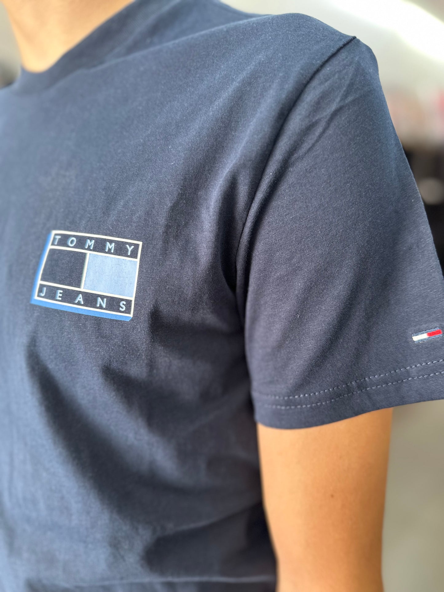 CAMISETA TOMMY JEANS AZUL MARINA CON LOGO AZUL ELECTRICO MANGA CORTA