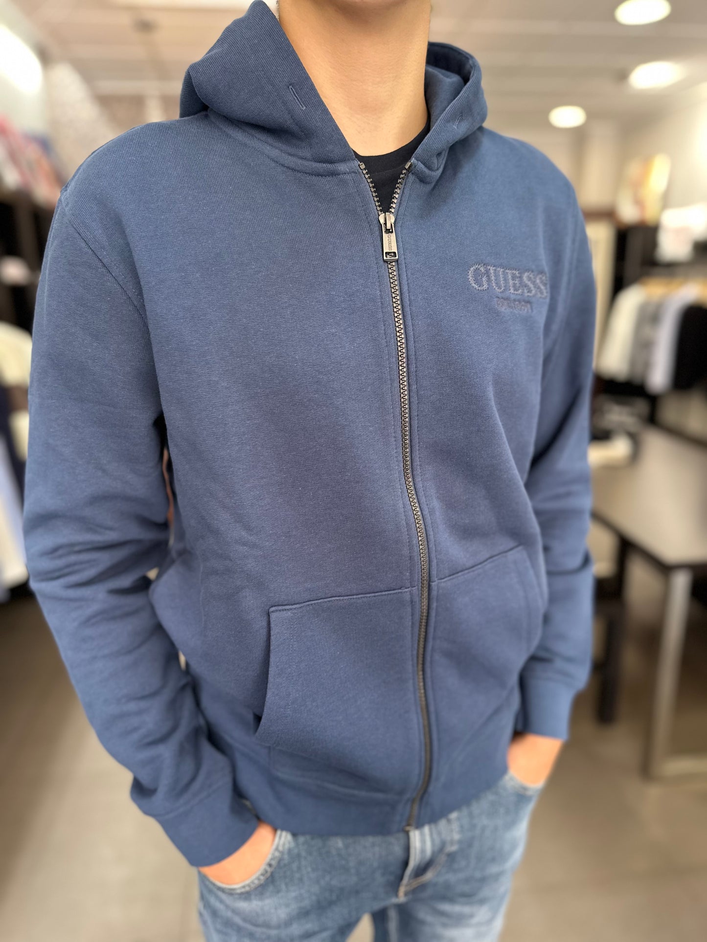 SUDADERA CON CREMALLERA GUESS AZUL CON LOGO BORDADO