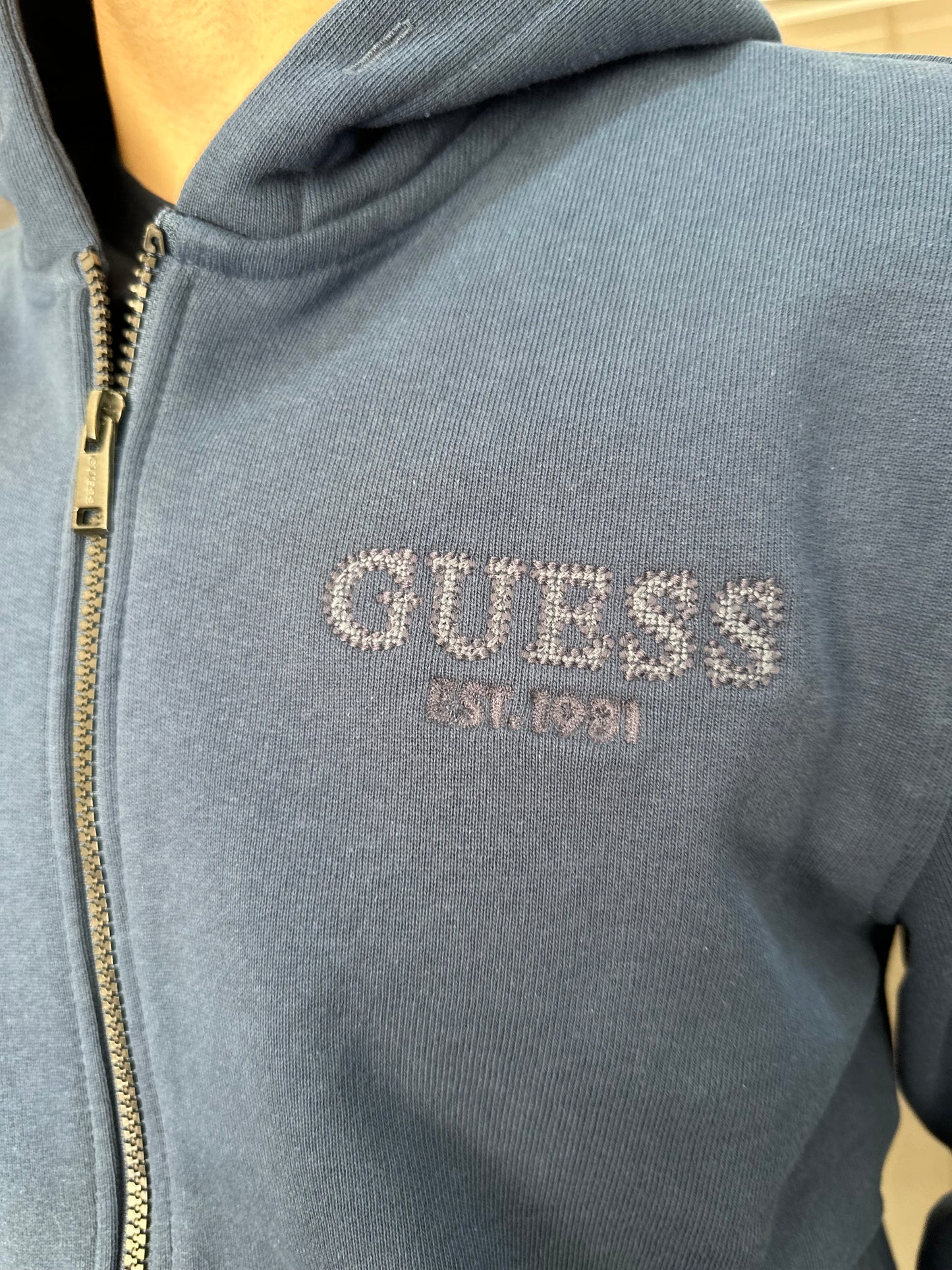 SUDADERA CON CREMALLERA GUESS AZUL CON LOGO BORDADO