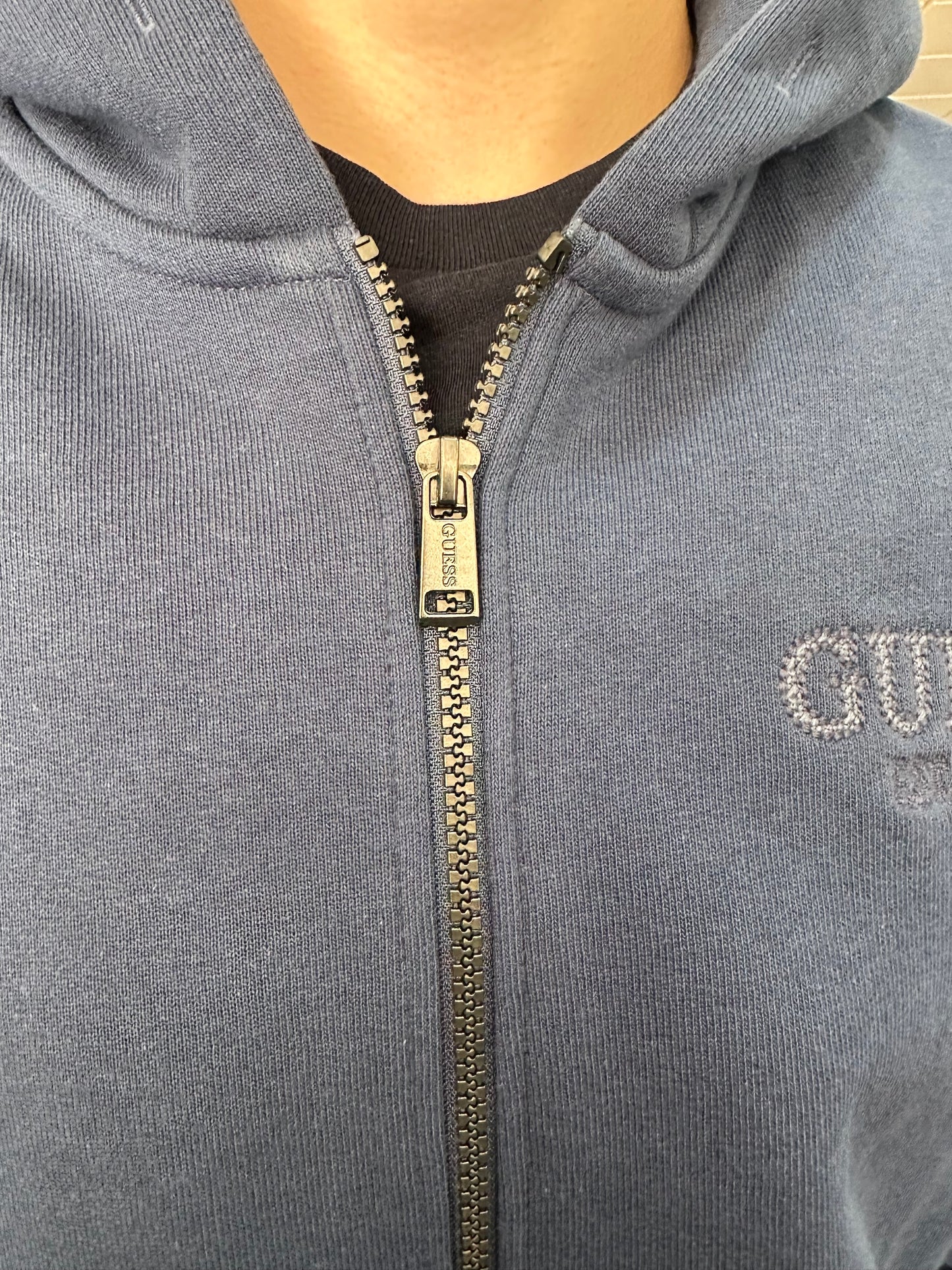 SUDADERA CON CREMALLERA GUESS AZUL CON LOGO BORDADO