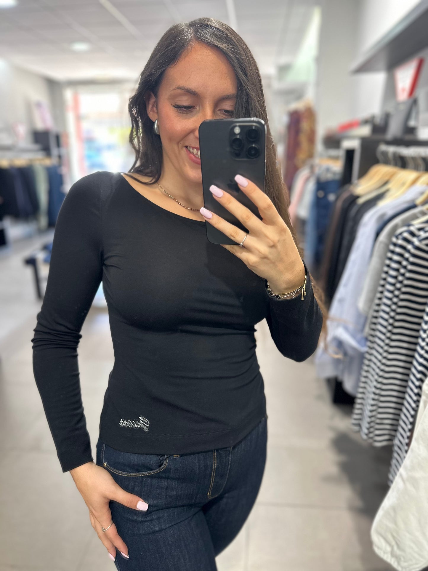 CAMISETA GUESS MANGA LARGA NEGRA CON CUELLO BARCO Y LOGO BRILLOS