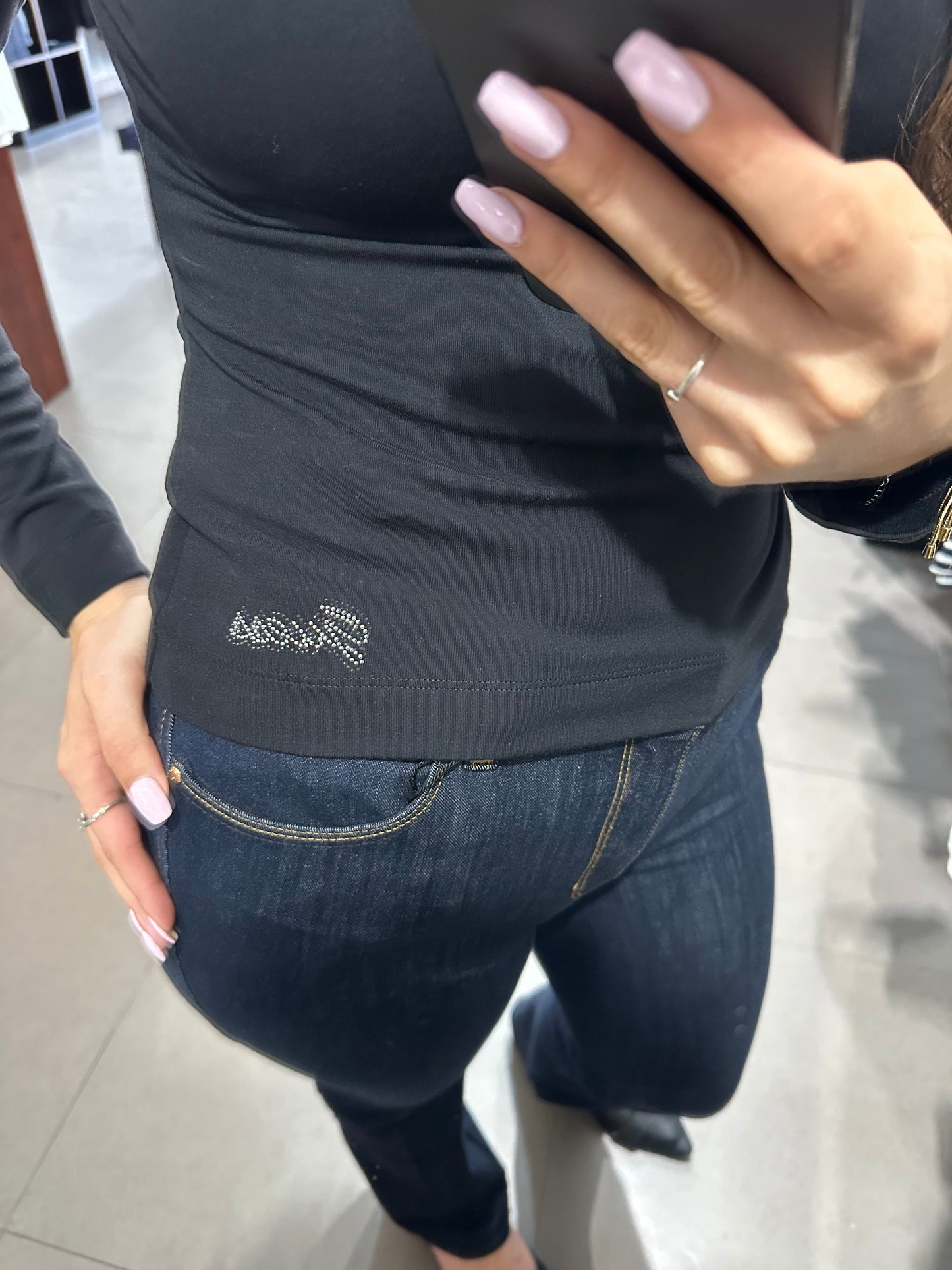 CAMISETA GUESS MANGA LARGA NEGRA CON CUELLO BARCO Y LOGO BRILLOS