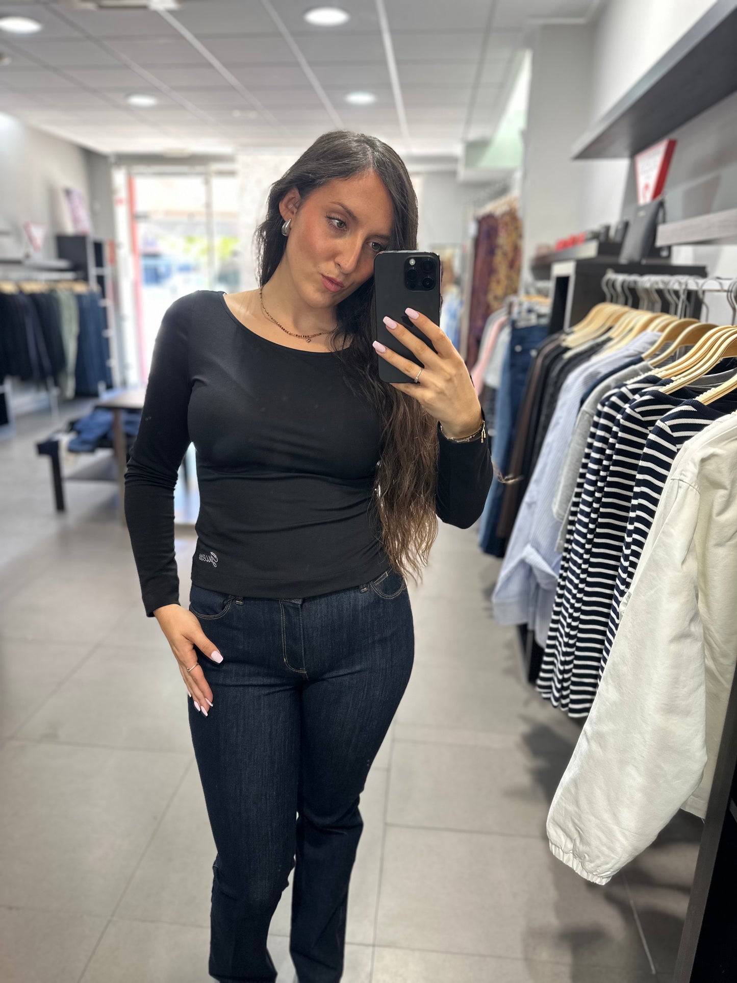 CAMISETA GUESS MANGA LARGA NEGRA CON CUELLO BARCO Y LOGO BRILLOS