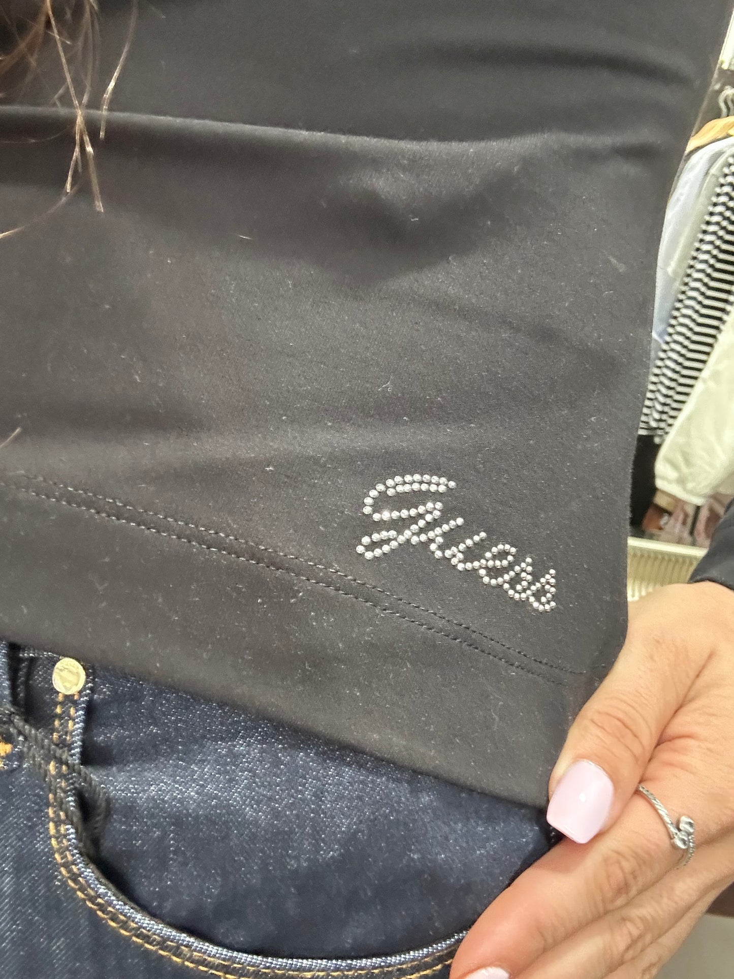 CAMISETA GUESS MANGA LARGA NEGRA CON CUELLO BARCO Y LOGO BRILLOS