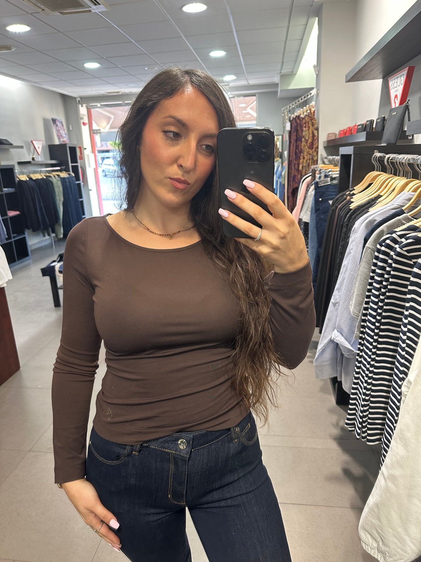 CAMISETA GUESS MANGA LARGA MARRON CHOCOLATE CON CUELLO BARCO Y LOGO BRILLOS
