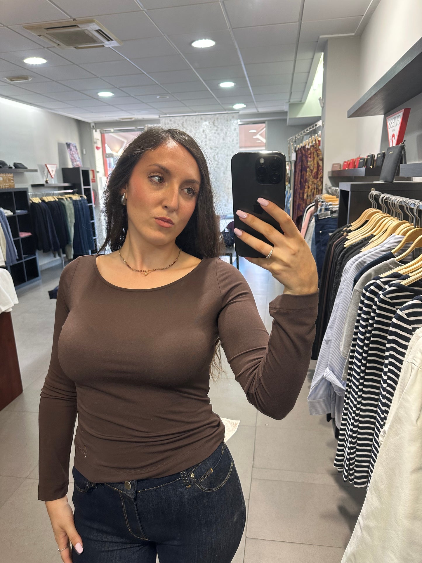 CAMISETA GUESS MANGA LARGA MARRON CHOCOLATE CON CUELLO BARCO Y LOGO BRILLOS