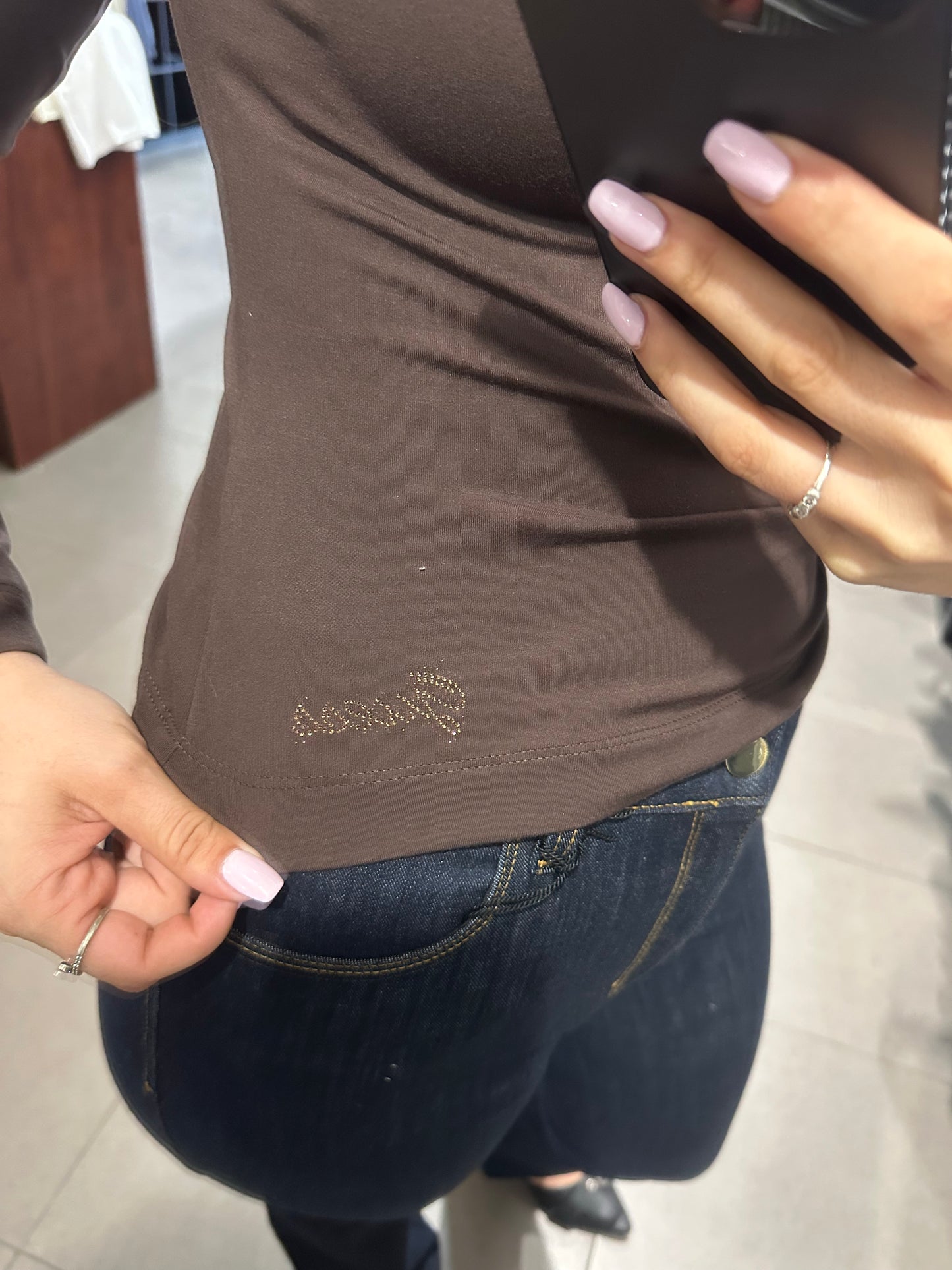 CAMISETA GUESS MANGA LARGA MARRON CHOCOLATE CON CUELLO BARCO Y LOGO BRILLOS