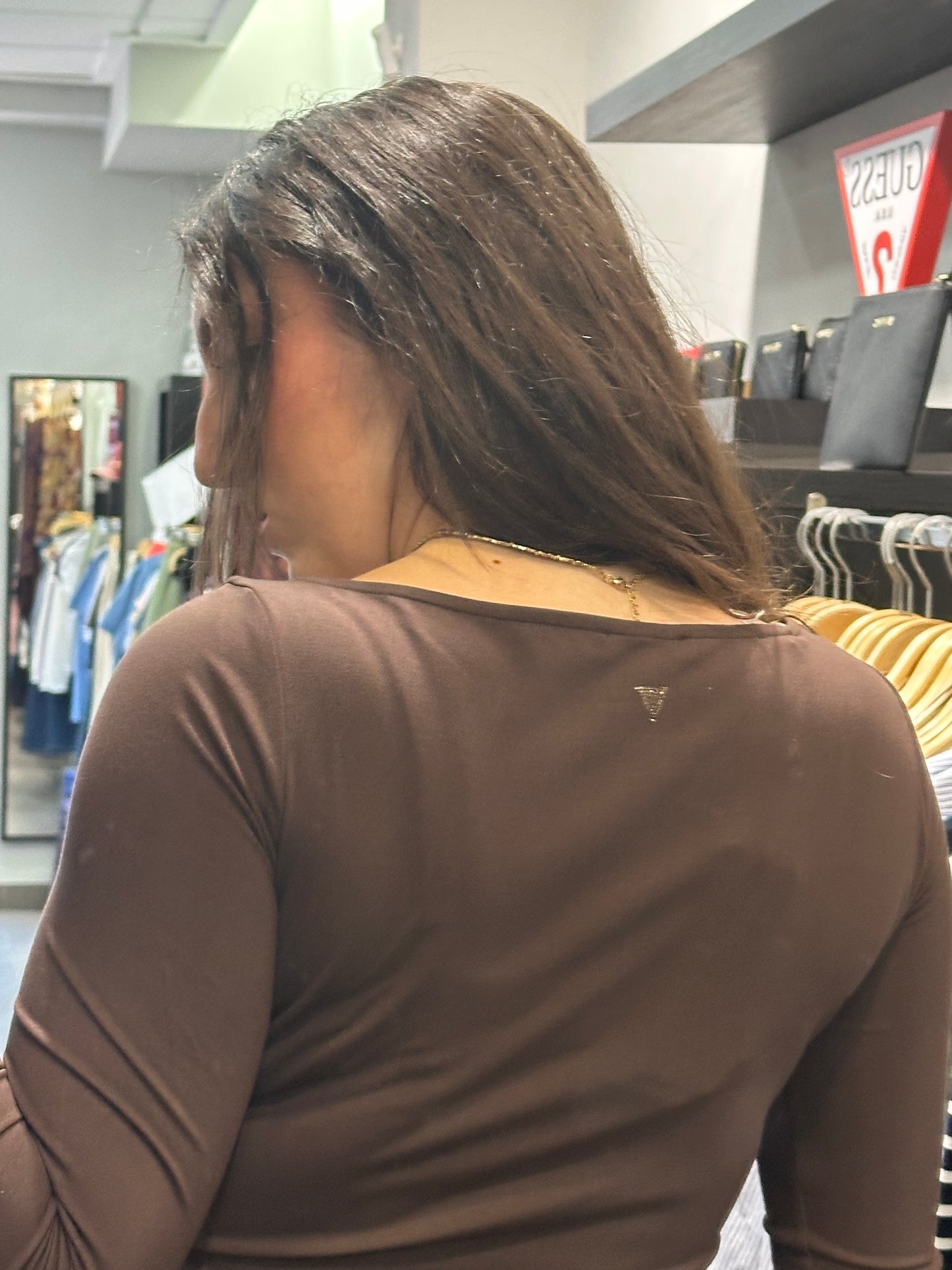 CAMISETA GUESS MANGA LARGA MARRON CHOCOLATE CON CUELLO BARCO Y LOGO BRILLOS
