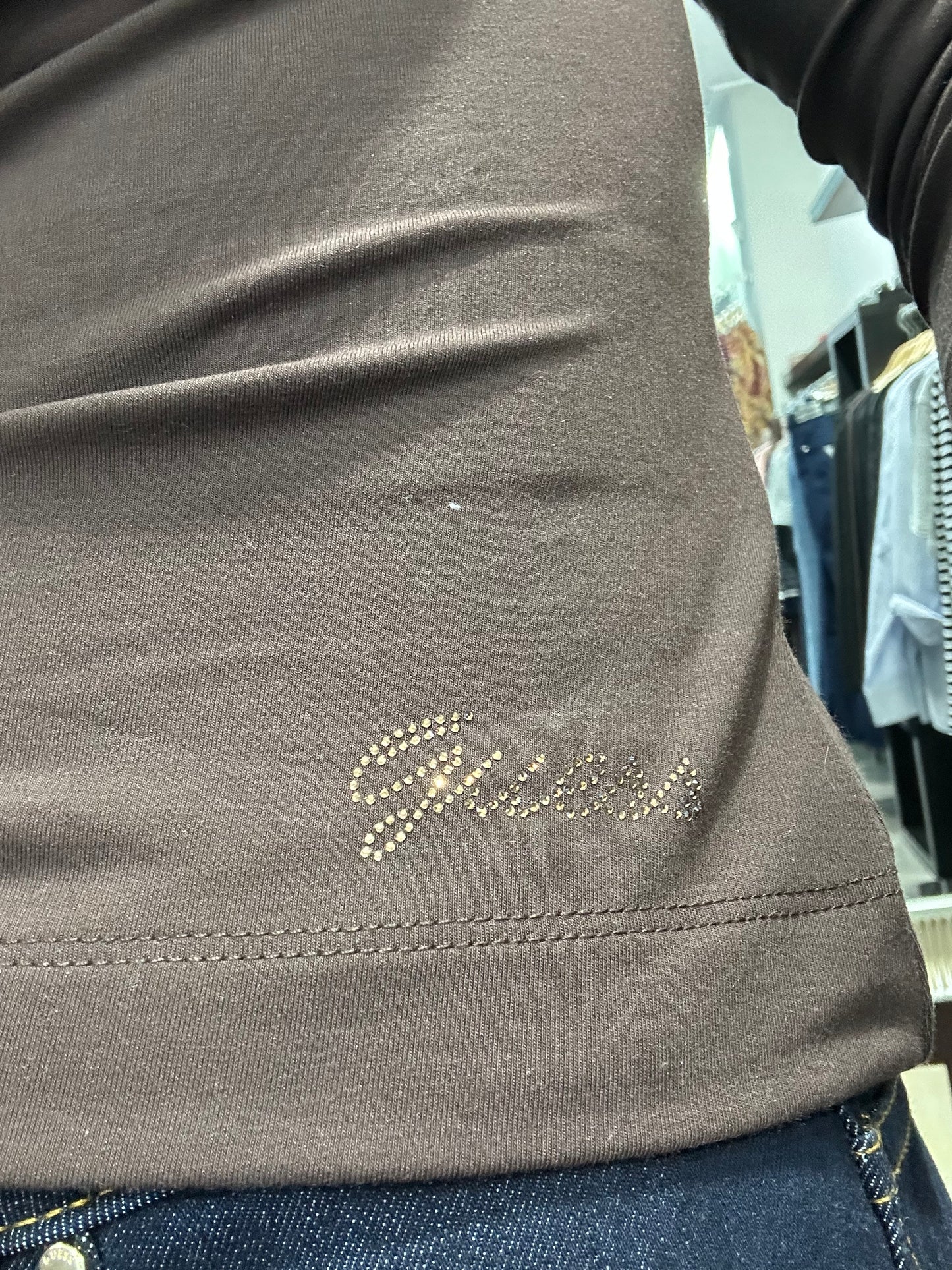 CAMISETA GUESS MANGA LARGA MARRON CHOCOLATE CON CUELLO BARCO Y LOGO BRILLOS