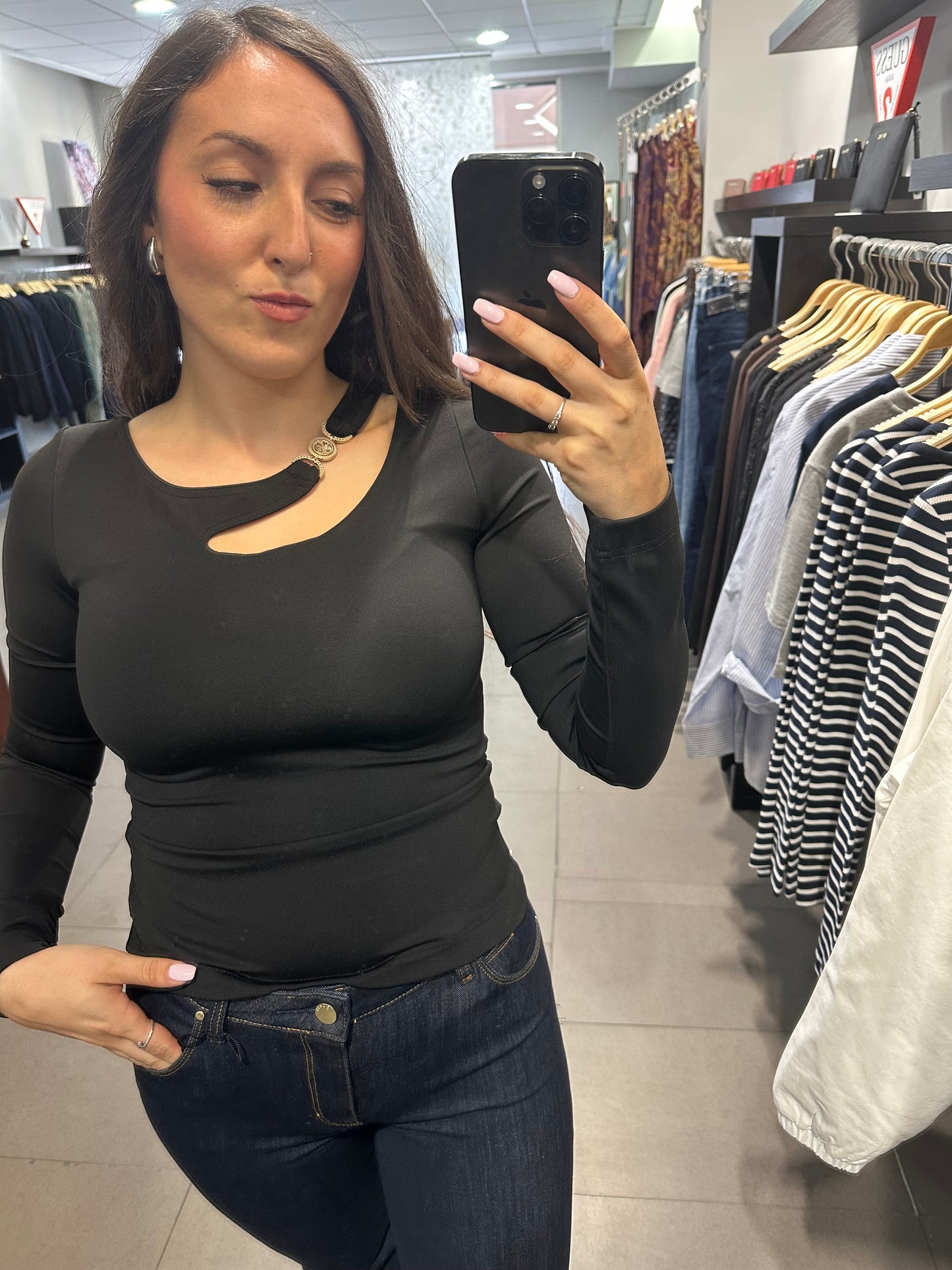 CAMISETA GUESS NEGRA ASIMETRICA CON ROSETON LOGO 4G DORADO