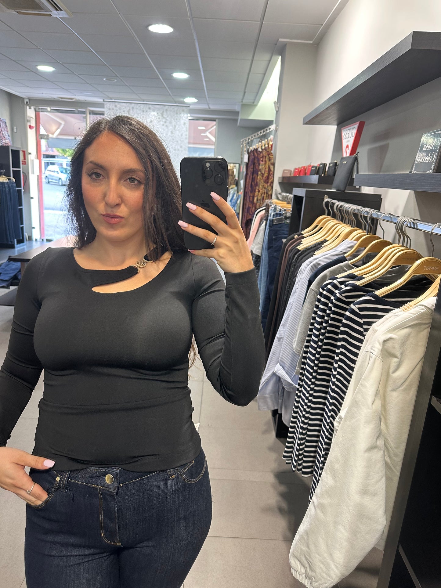CAMISETA GUESS NEGRA ASIMETRICA CON ROSETON LOGO 4G DORADO