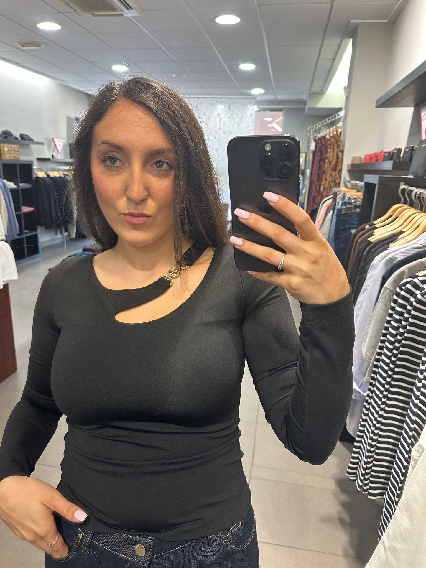 CAMISETA GUESS NEGRA ASIMETRICA CON ROSETON LOGO 4G DORADO