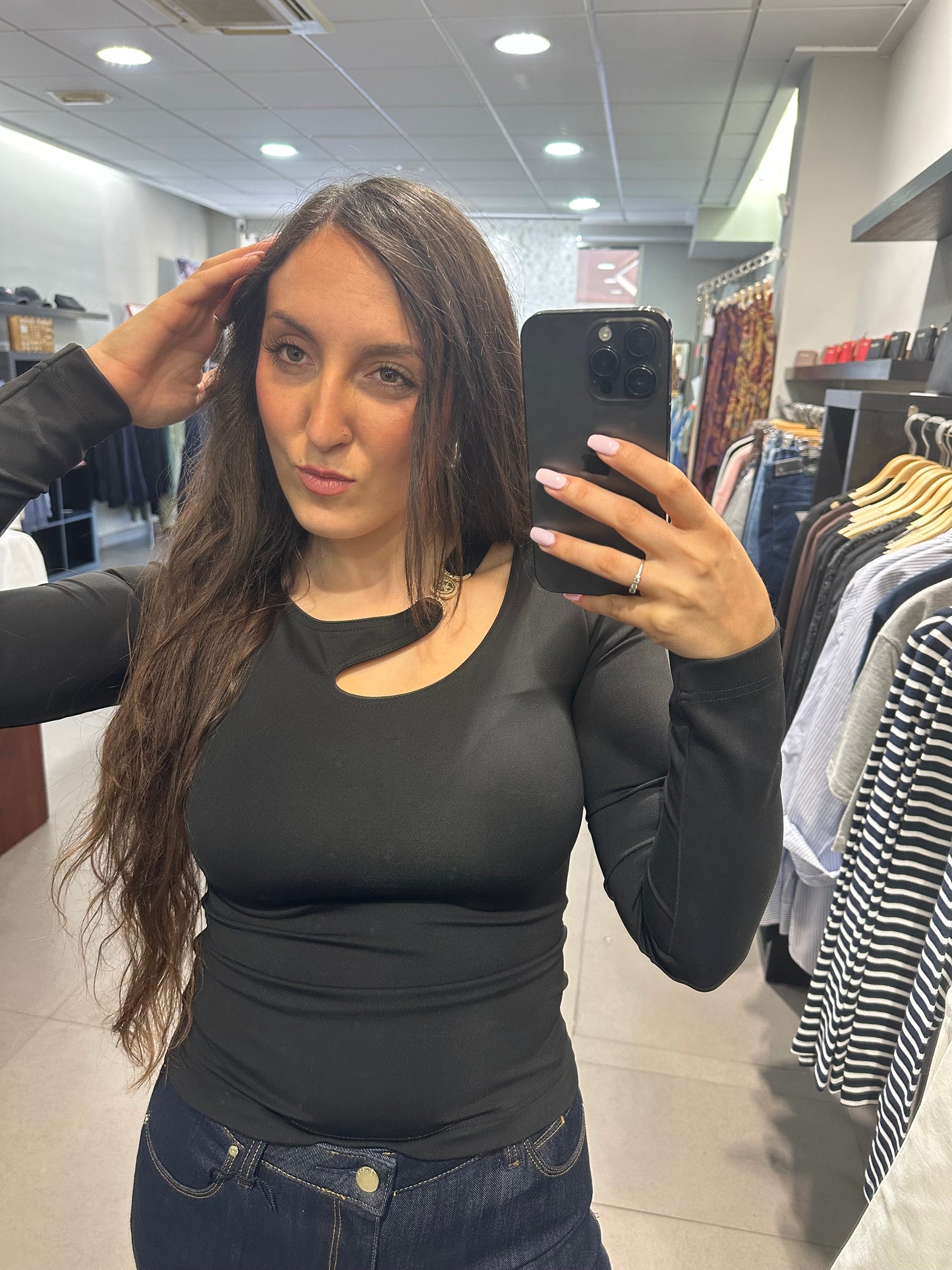 CAMISETA GUESS NEGRA ASIMETRICA CON ROSETON LOGO 4G DORADO