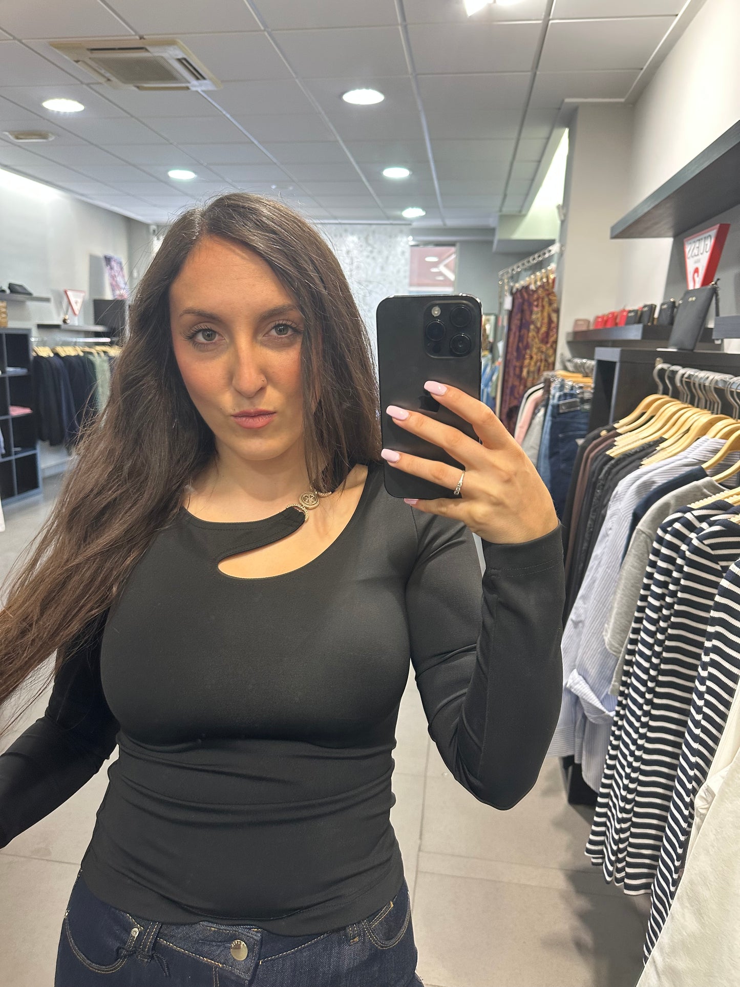 CAMISETA GUESS NEGRA ASIMETRICA CON ROSETON LOGO 4G DORADO