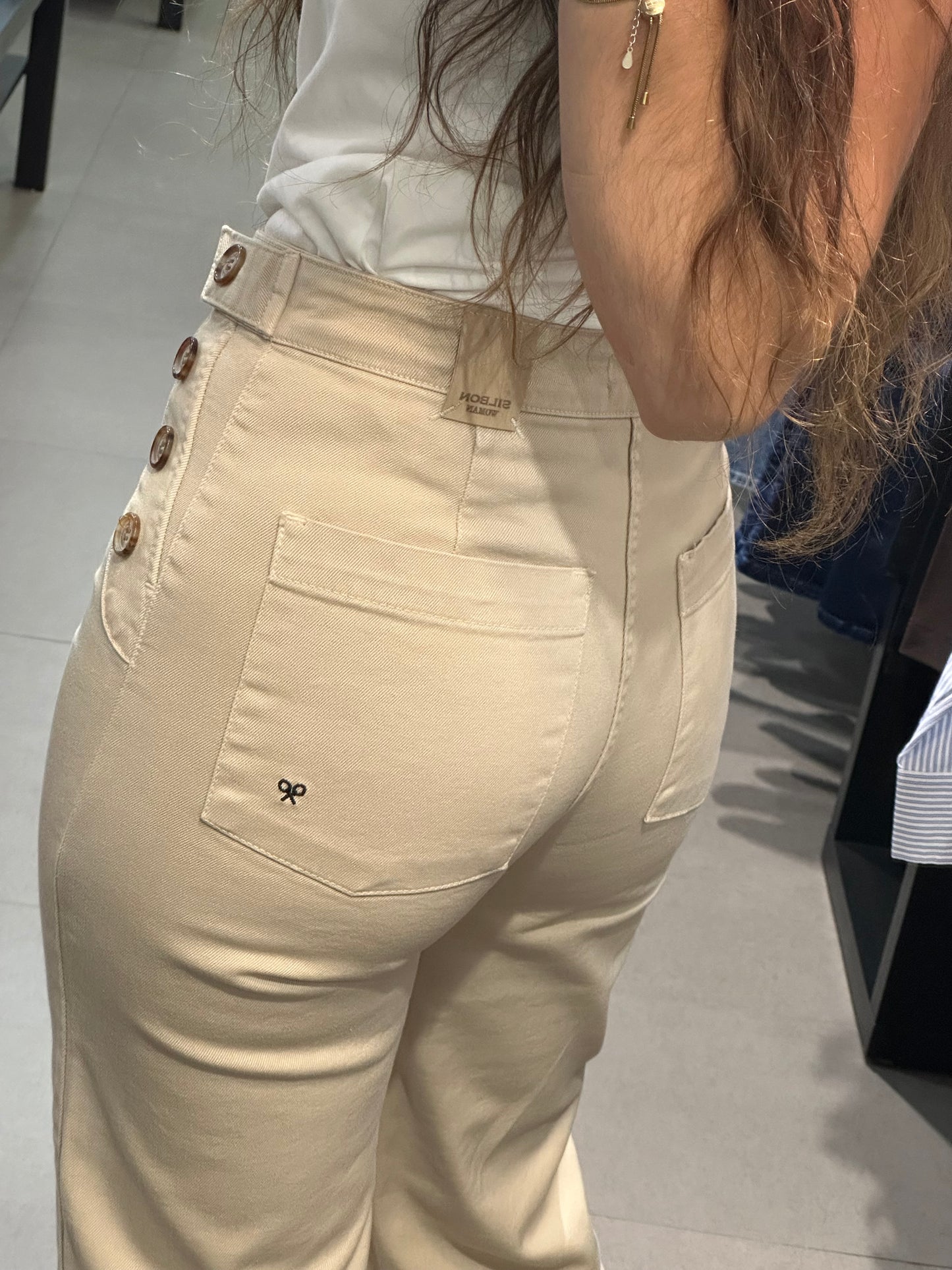 PANTALÓN SILBON VAQUERO BEIGE CULOTTE CON BOTONES Y LOGO BORDADO