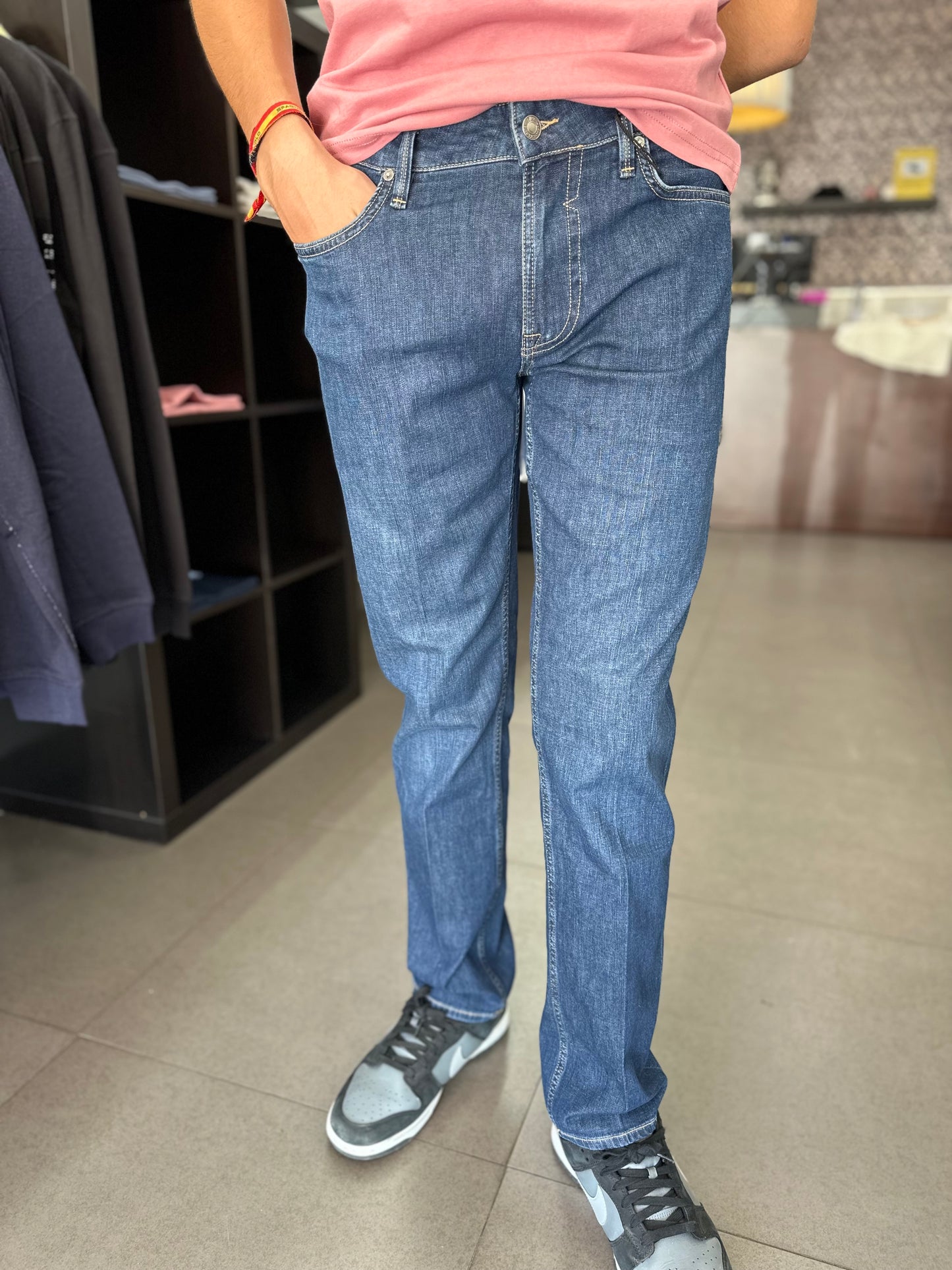 VAQUERO GUESS CORTE RECTO AZUL OSCURO CON LOGO BORDADO