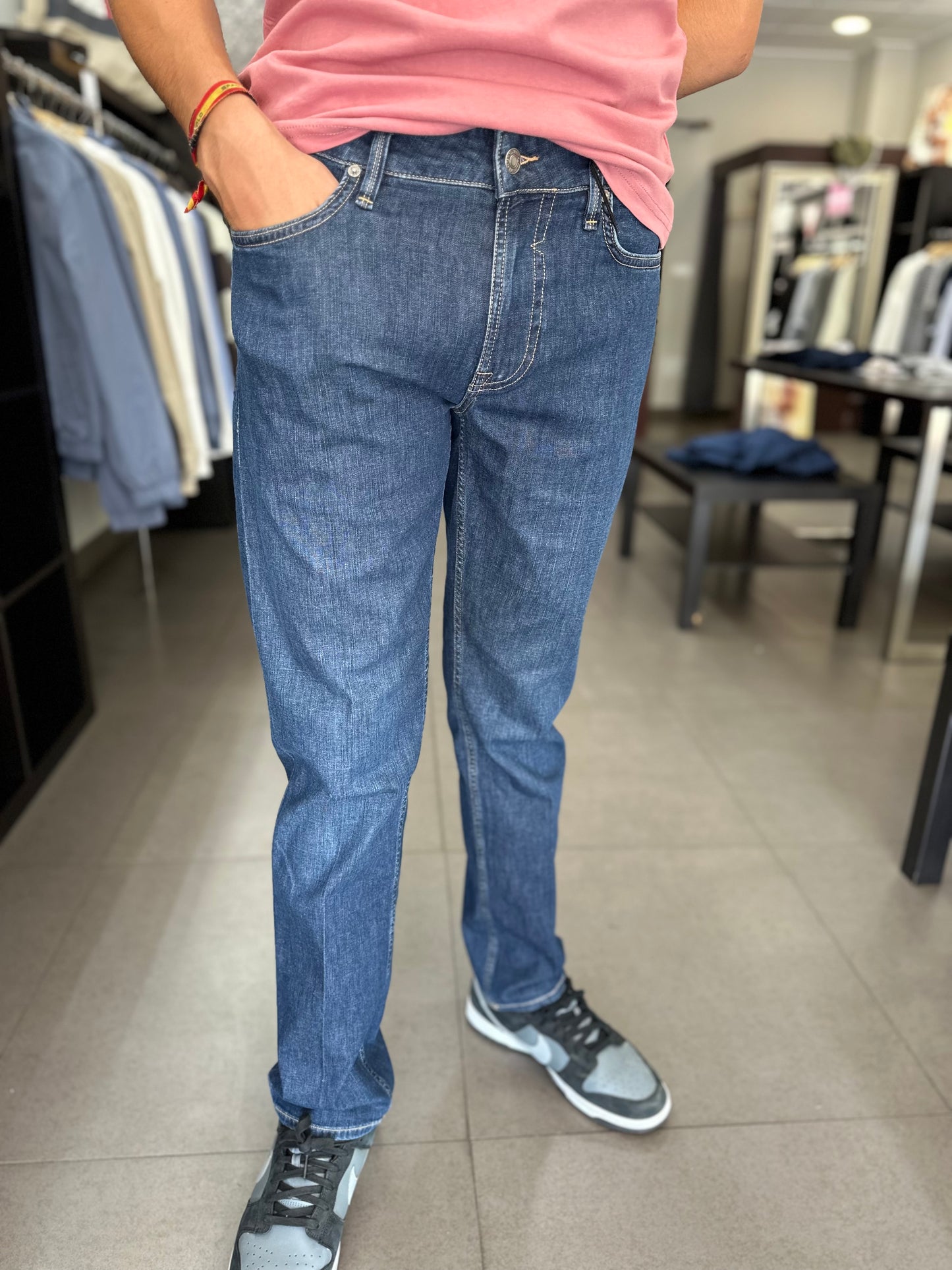 VAQUERO GUESS CORTE RECTO AZUL OSCURO CON LOGO BORDADO