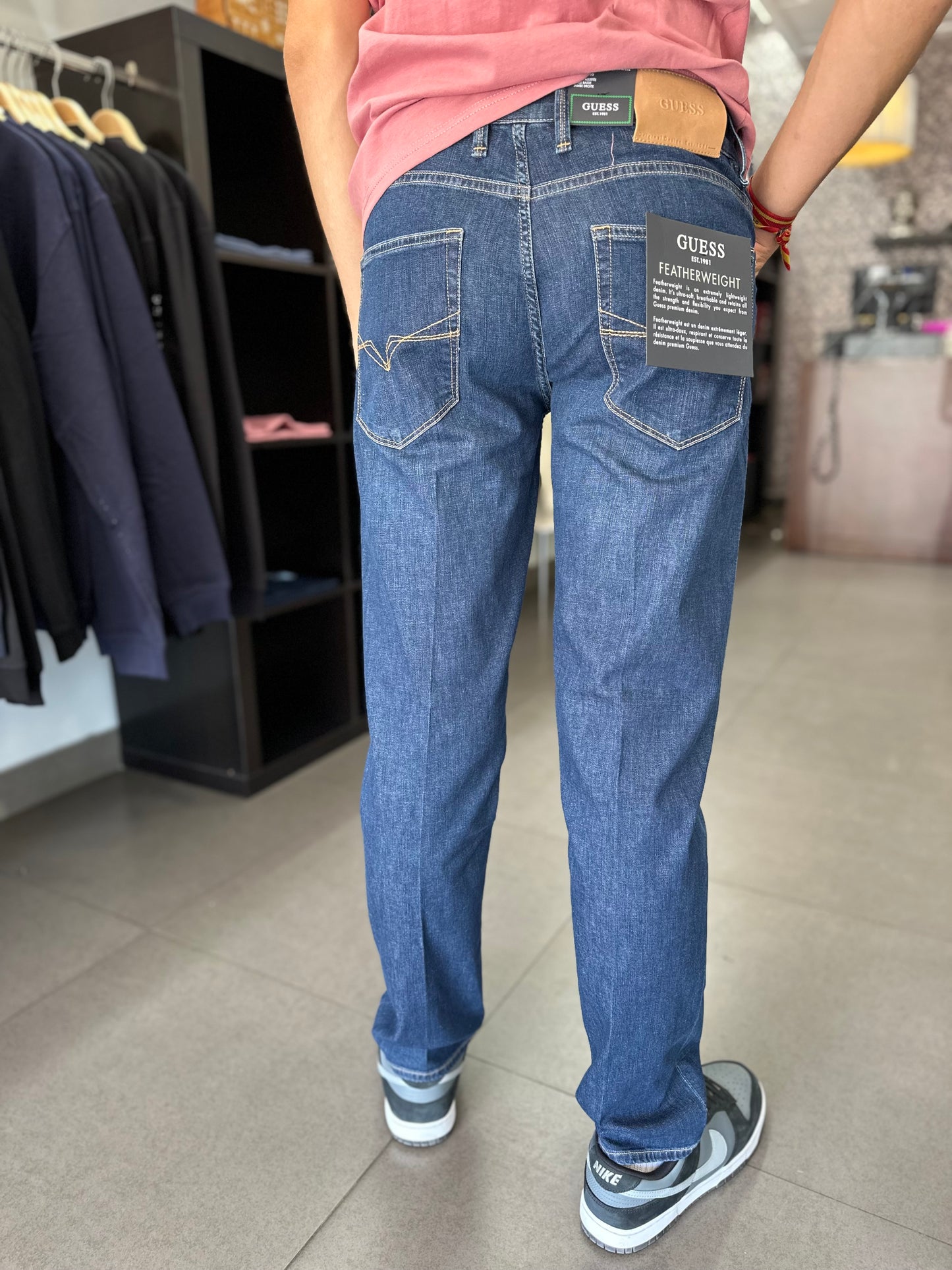 VAQUERO GUESS CORTE RECTO AZUL OSCURO CON LOGO BORDADO