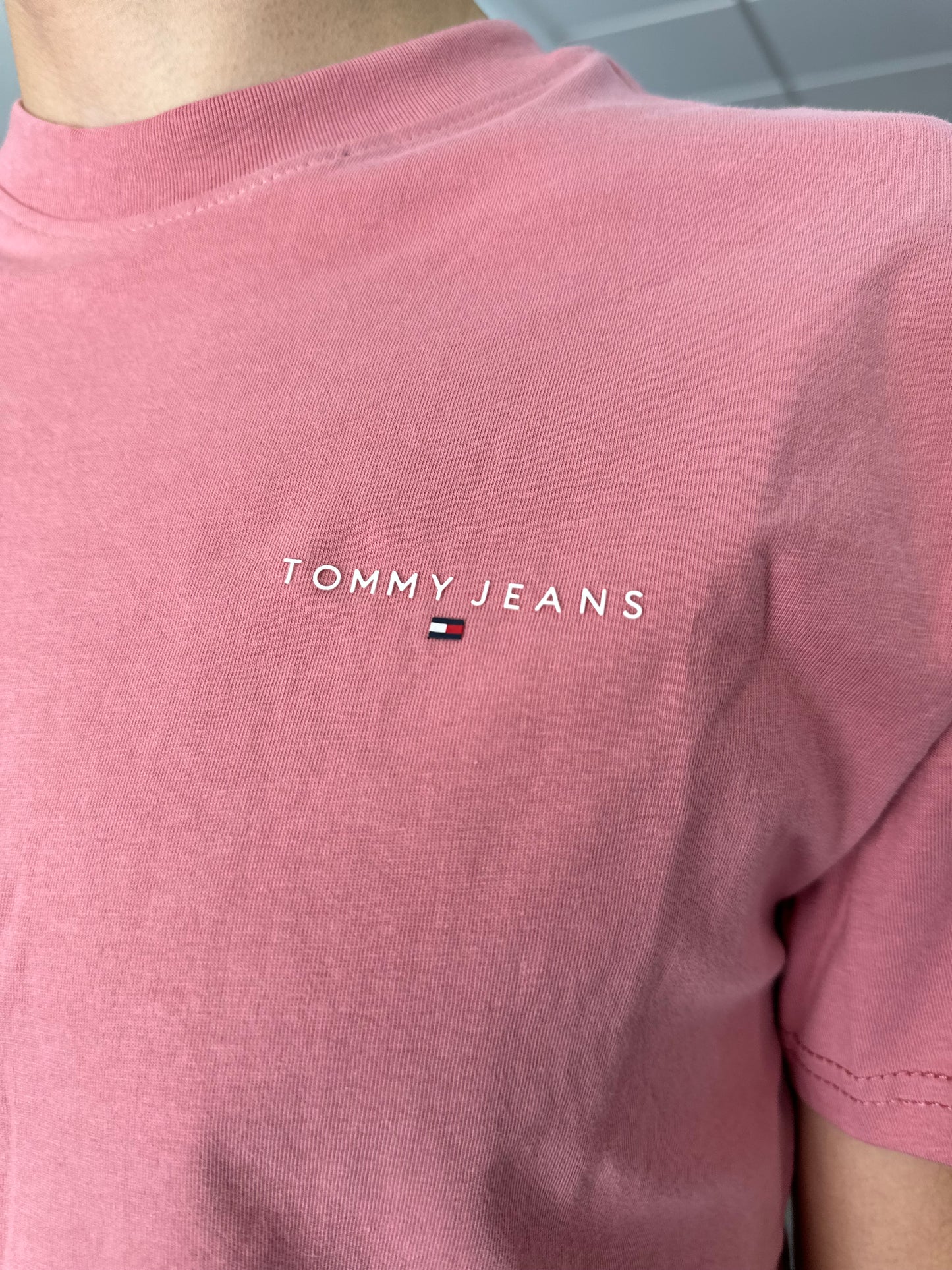 CAMISETA TOMMY JEANS ROSA CON LOGO