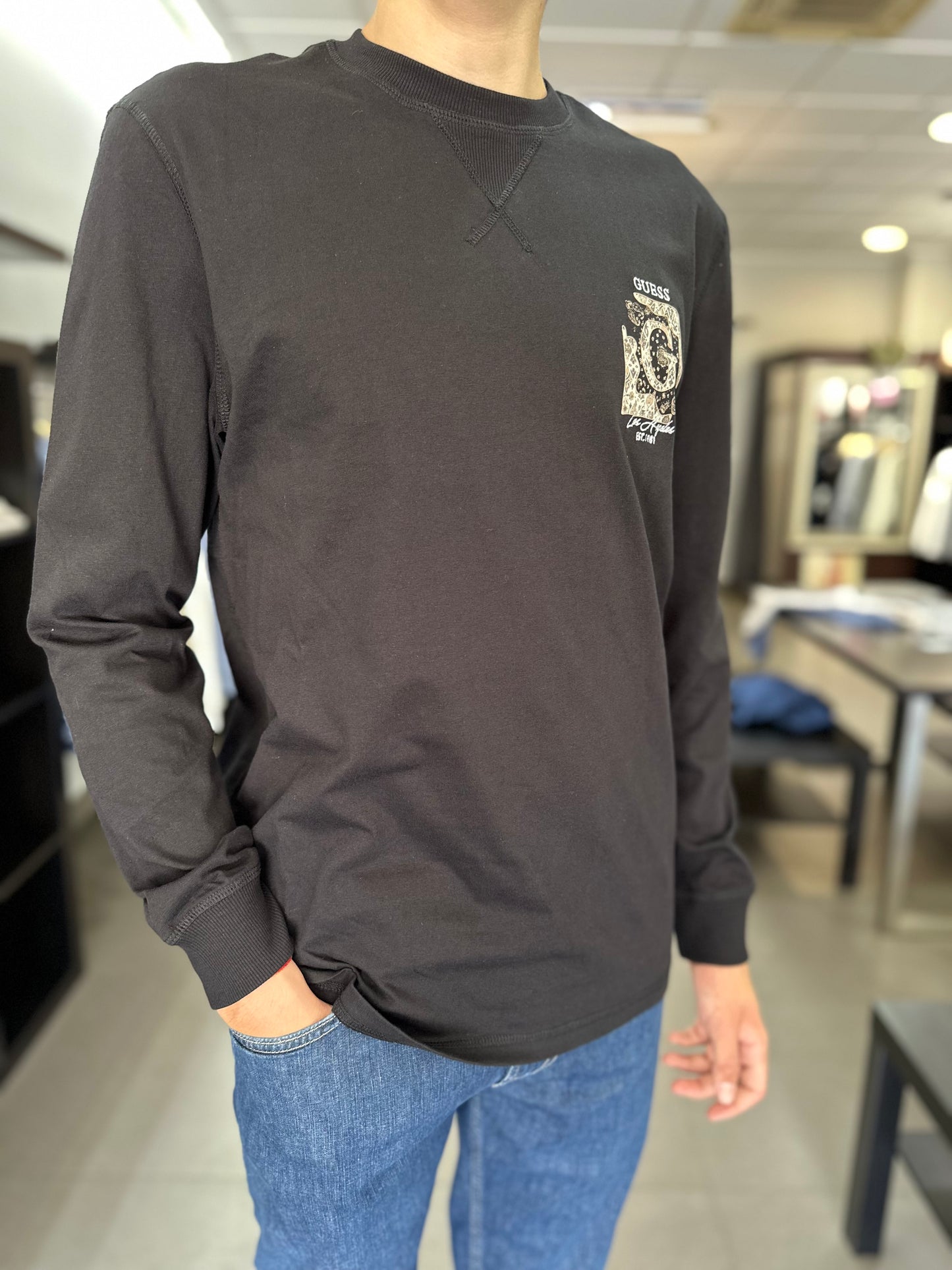 SUDADERA GUESS FINA TIPO CAMISETA CON PUÑOS Y LOGO BORDADO NEGRA