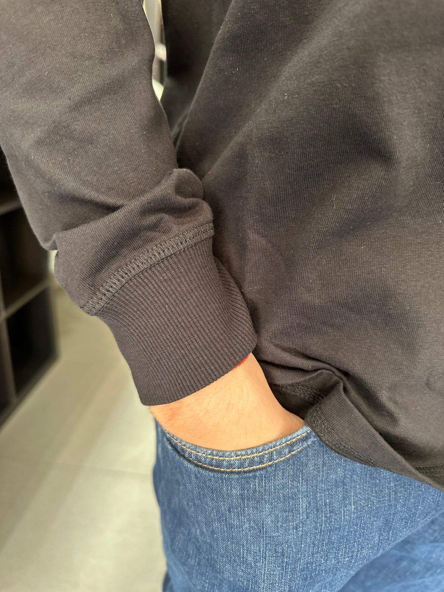 SUDADERA GUESS FINA TIPO CAMISETA CON PUÑOS Y LOGO BORDADO NEGRA