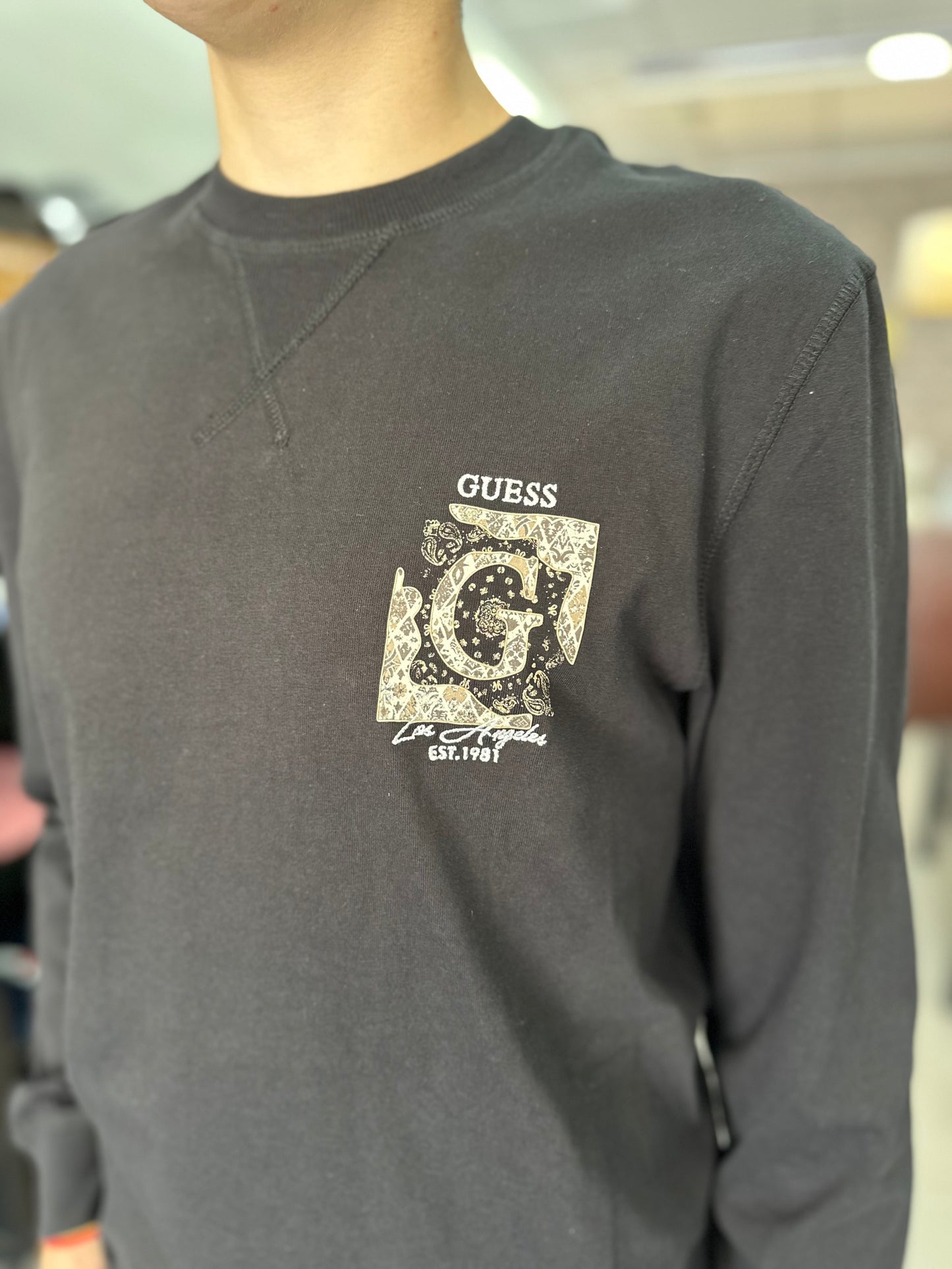 SUDADERA GUESS FINA TIPO CAMISETA CON PUÑOS Y LOGO BORDADO NEGRA