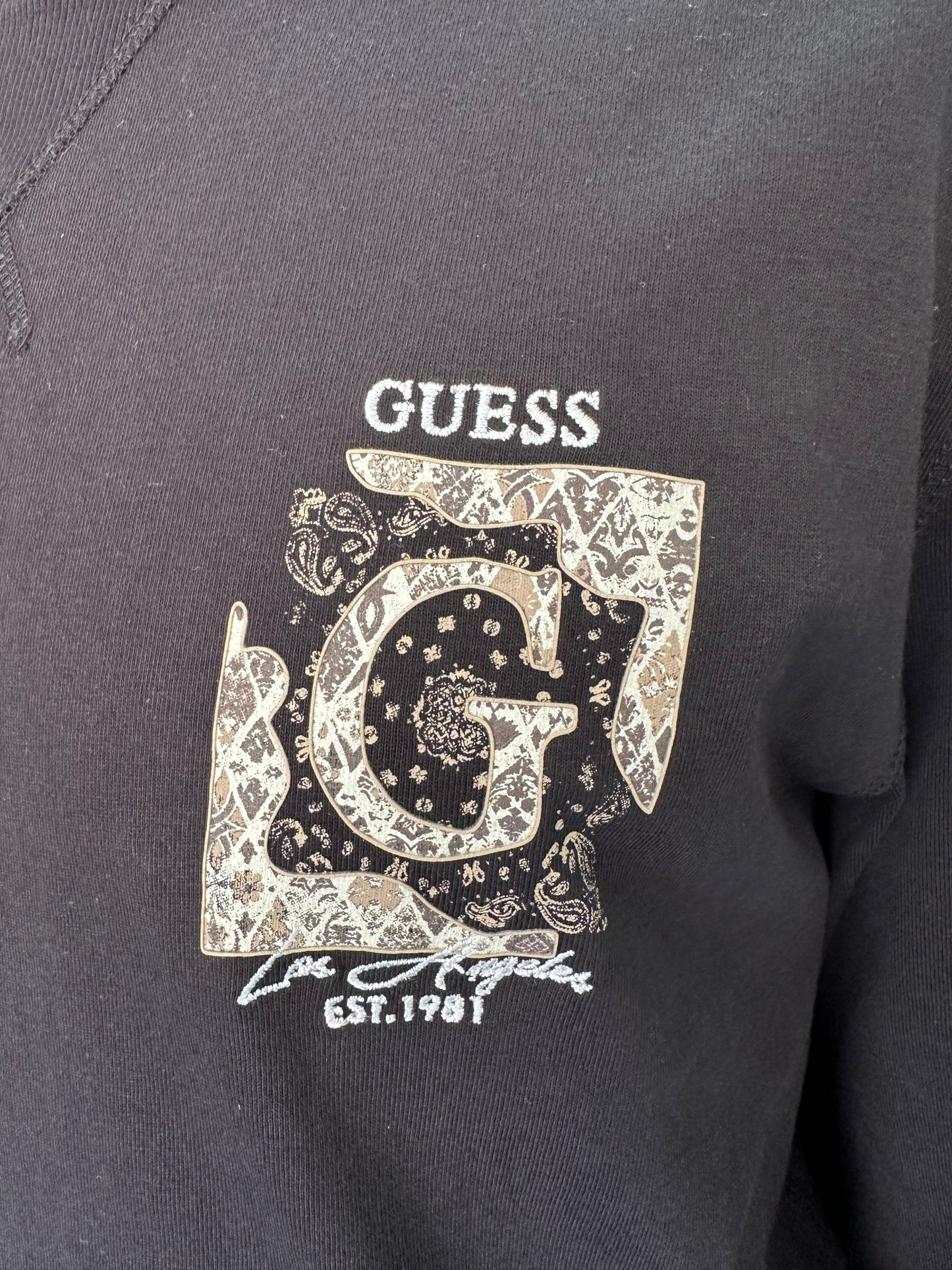 SUDADERA GUESS FINA TIPO CAMISETA CON PUÑOS Y LOGO BORDADO NEGRA