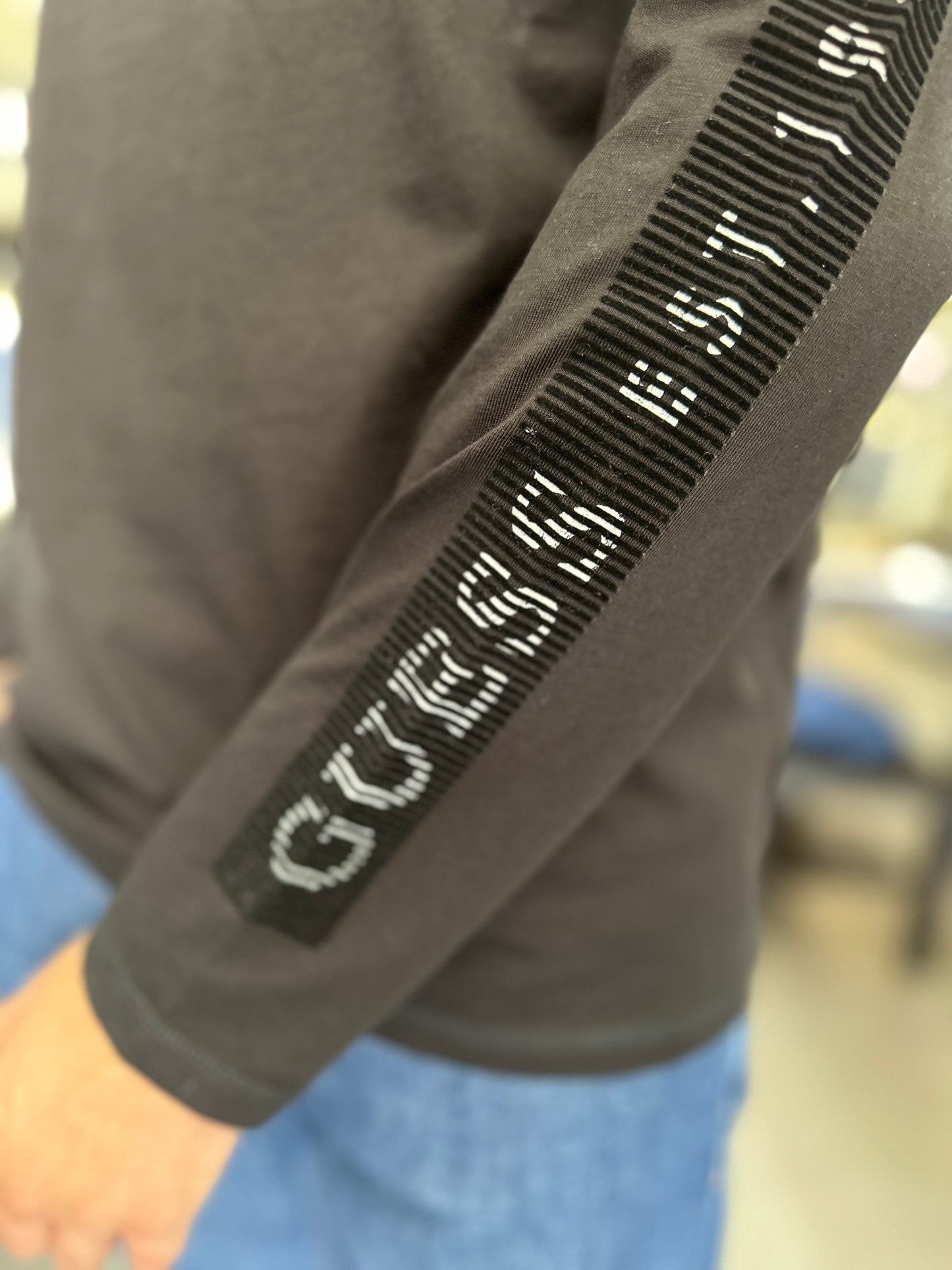 CAMISETA MANGA LARGA GUESS CON LOGO EN LAS MANGAS NEGRA
