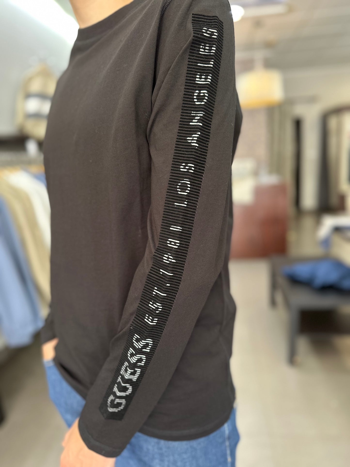 CAMISETA MANGA LARGA GUESS CON LOGO EN LAS MANGAS NEGRA