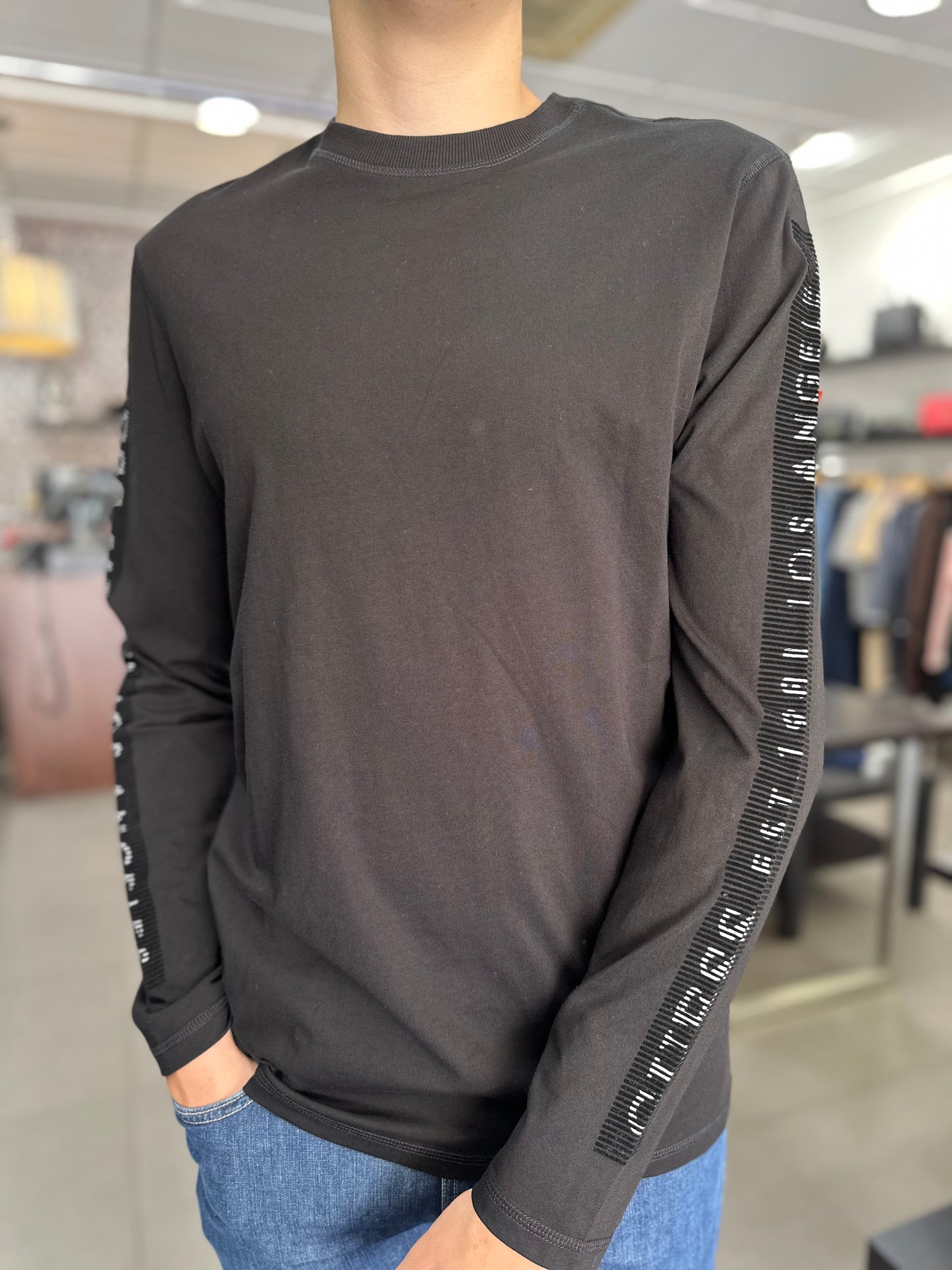 CAMISETA MANGA LARGA GUESS CON LOGO EN LAS MANGAS NEGRA