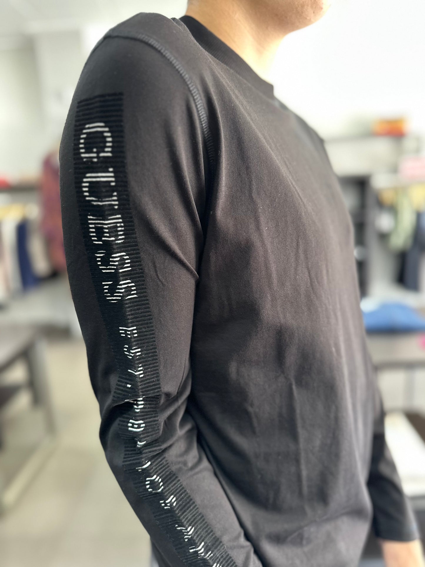 CAMISETA MANGA LARGA GUESS CON LOGO EN LAS MANGAS NEGRA