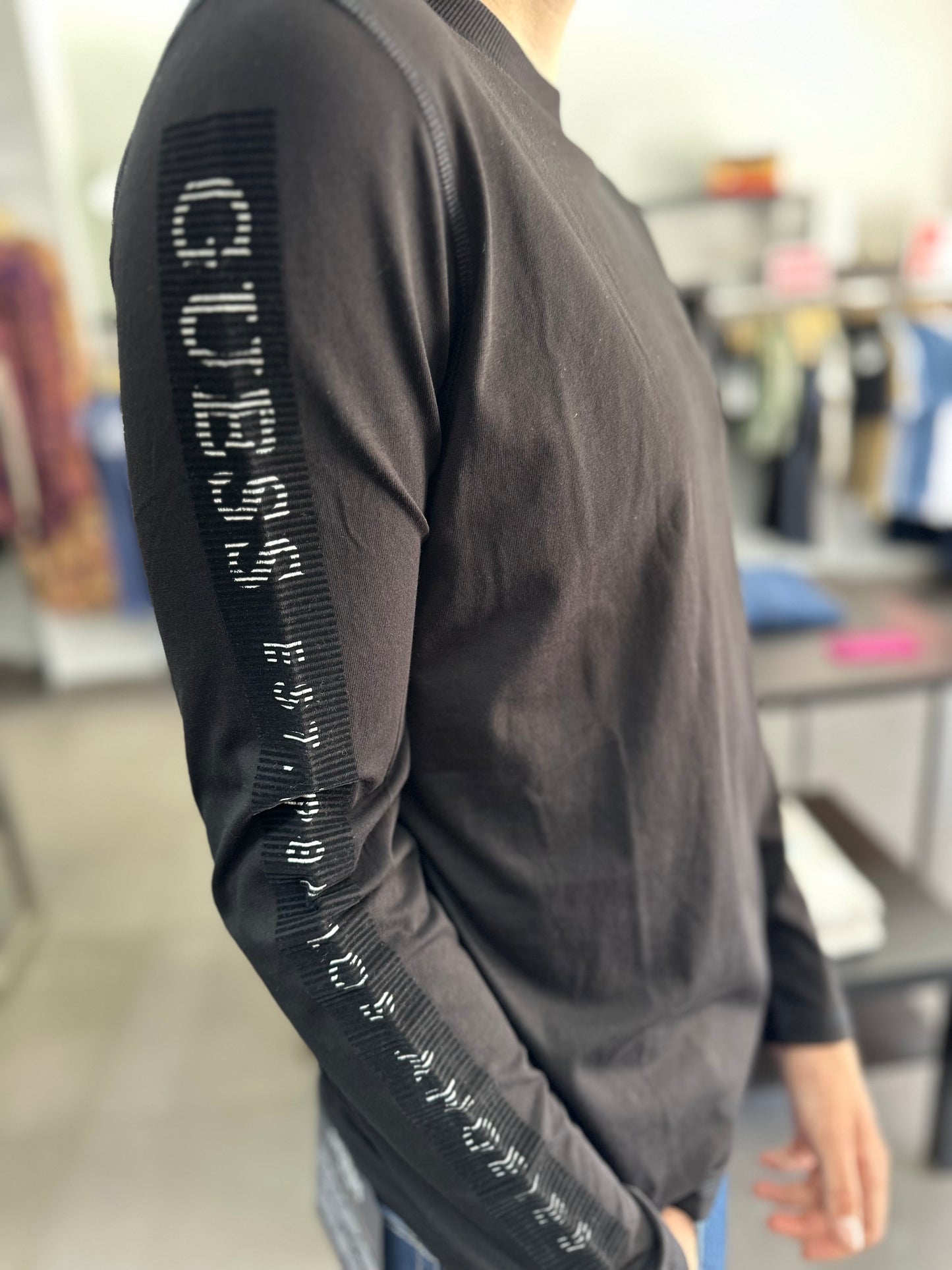 CAMISETA MANGA LARGA GUESS CON LOGO EN LAS MANGAS NEGRA