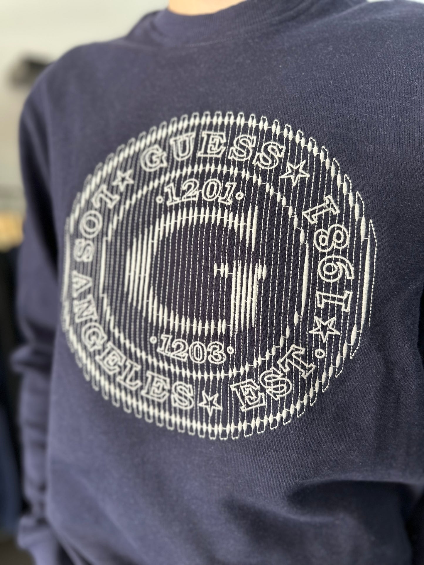 SUDADERA GUESS AZUL MARINA CON LOGO G BORDADO