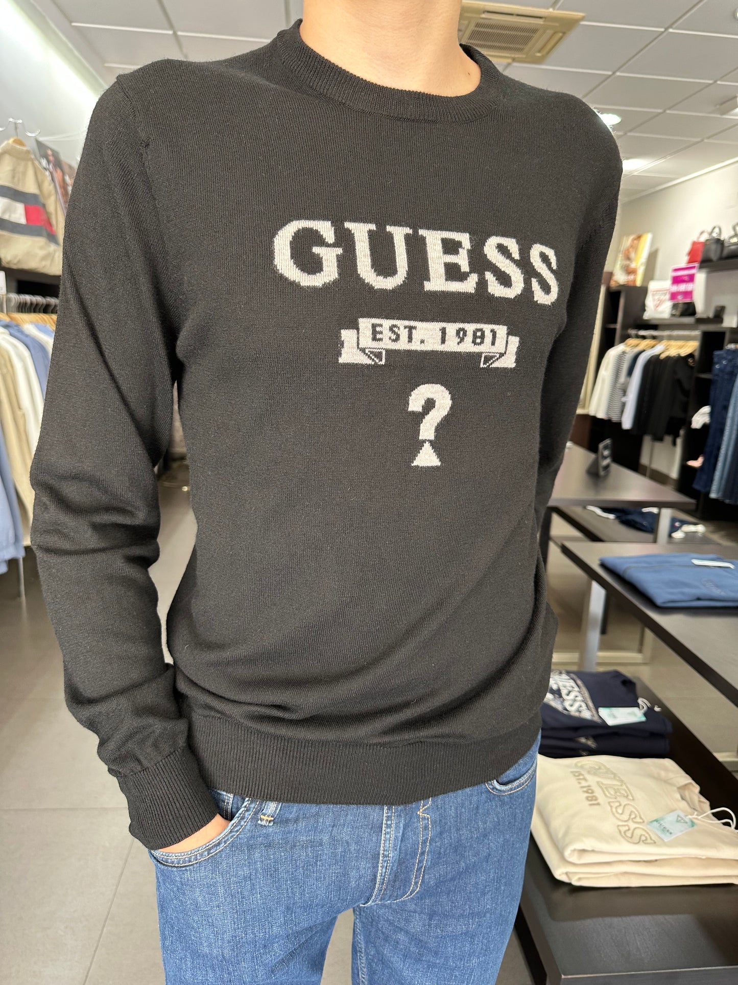 JERSEY GUESS NEGRO CON LOGO