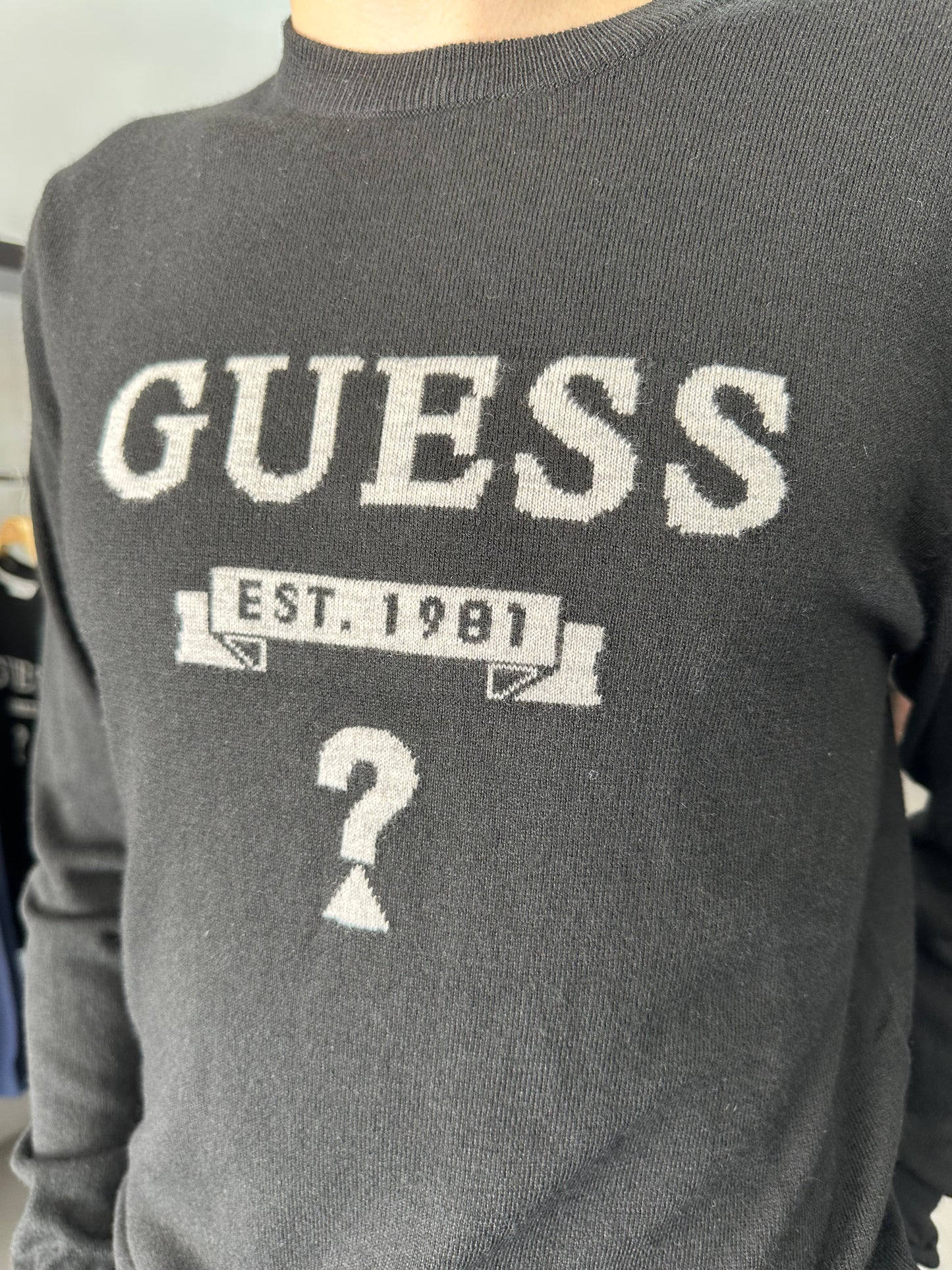 JERSEY GUESS NEGRO CON LOGO