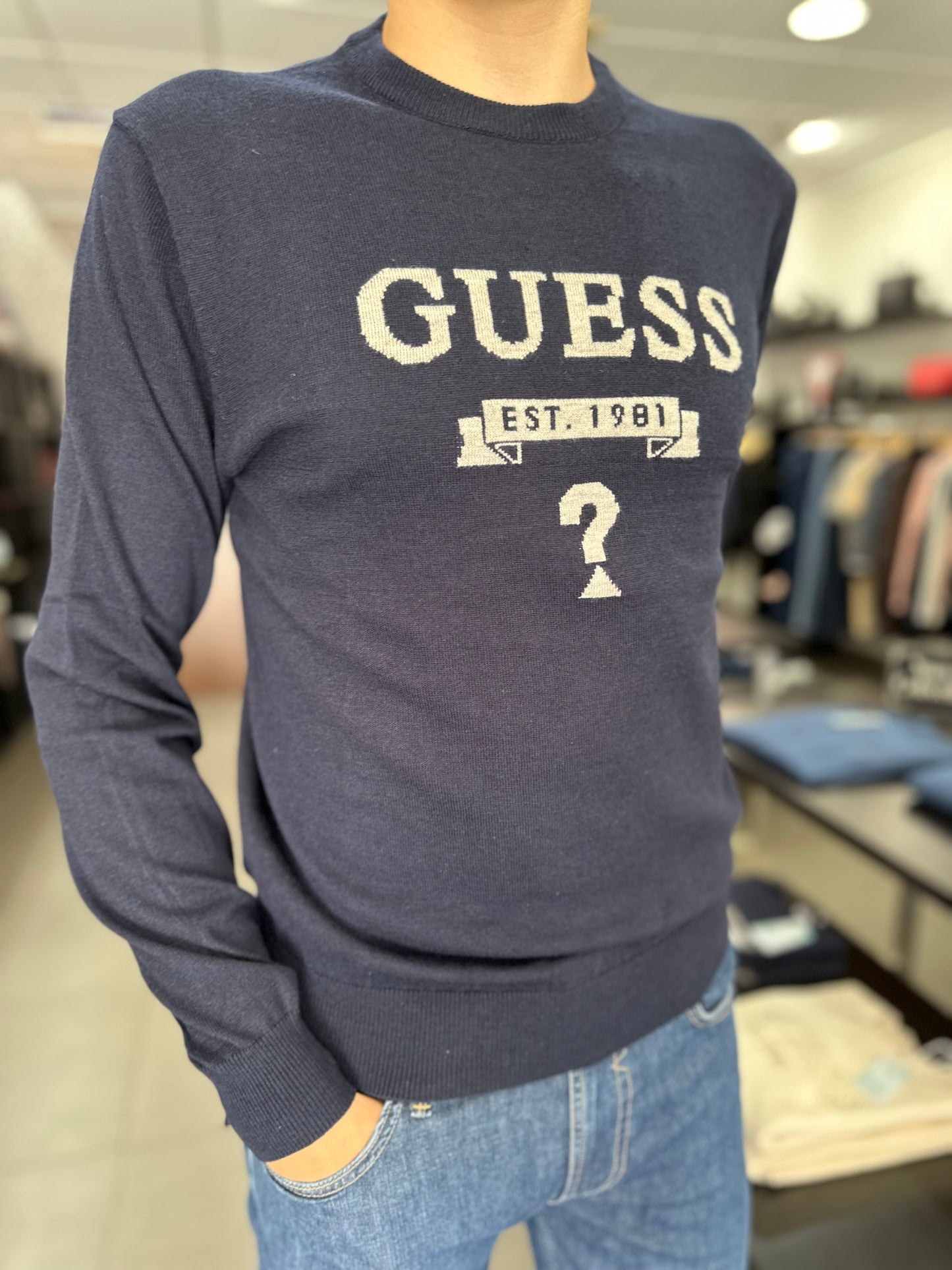 JERSEY GUESS AZUL MARINO CON LOGO