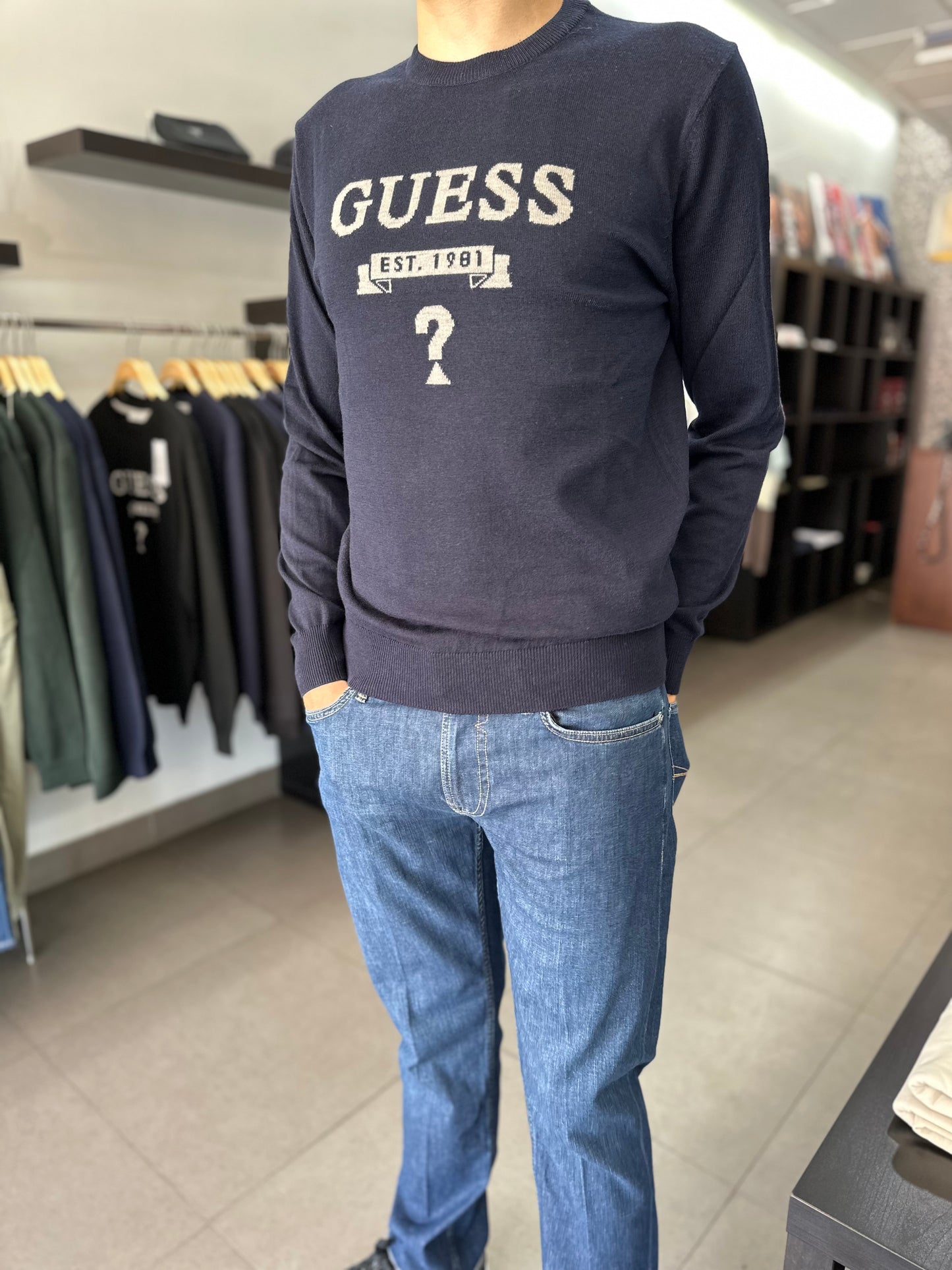 JERSEY GUESS AZUL MARINO CON LOGO