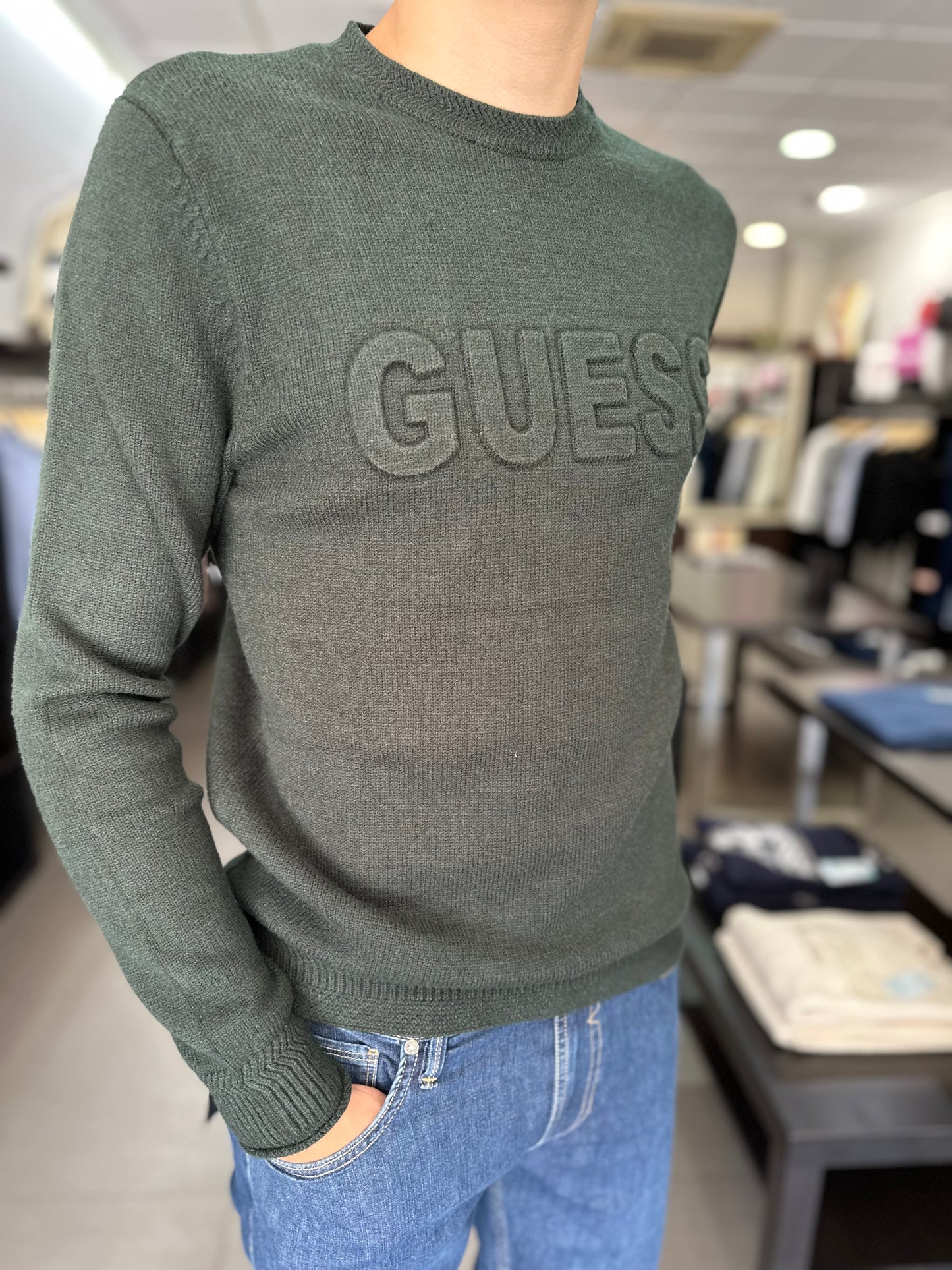 JERSEY GUESS VERDE OSCURO CON LOGO RELIEVE