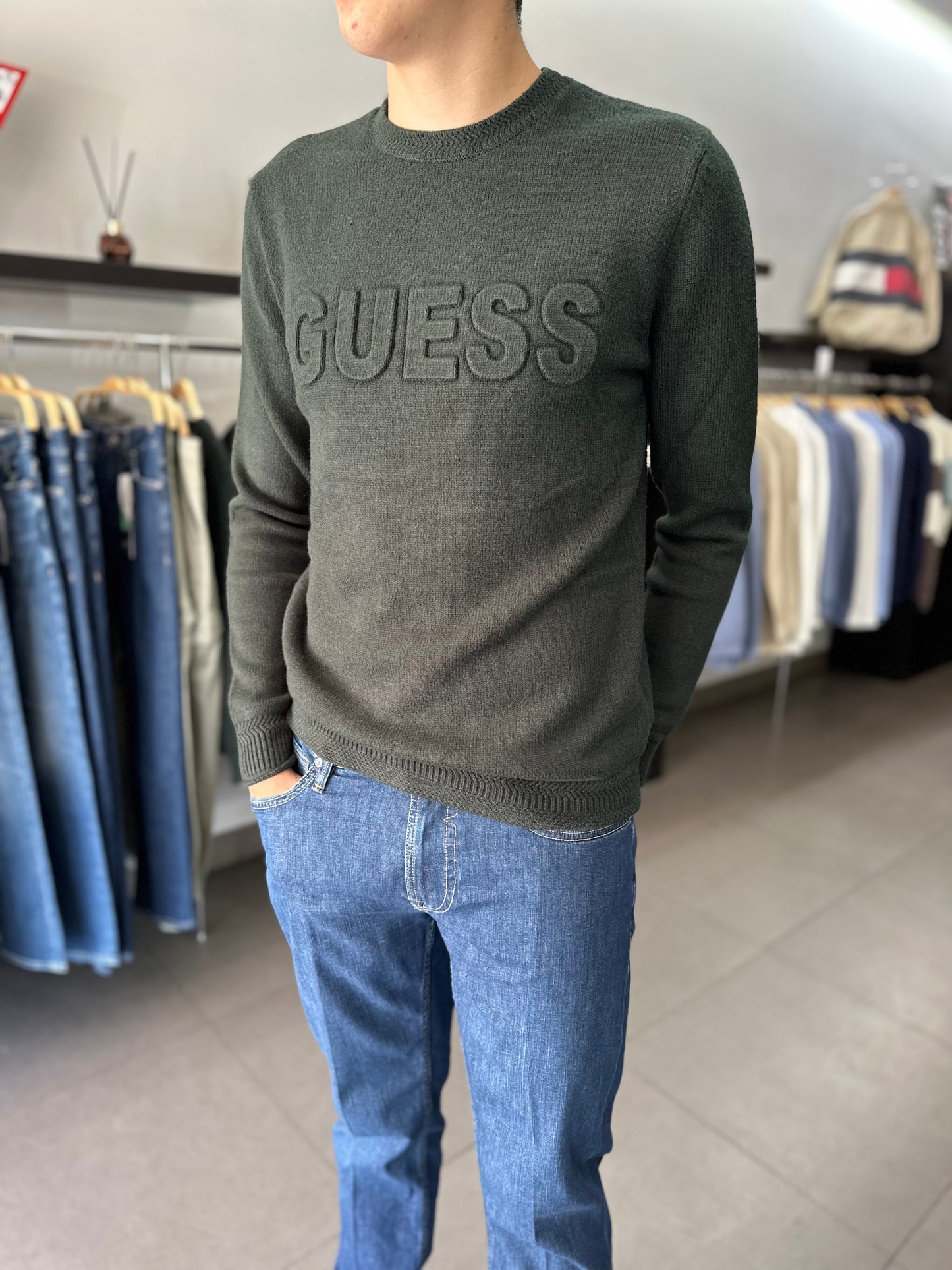 JERSEY GUESS VERDE OSCURO CON LOGO RELIEVE
