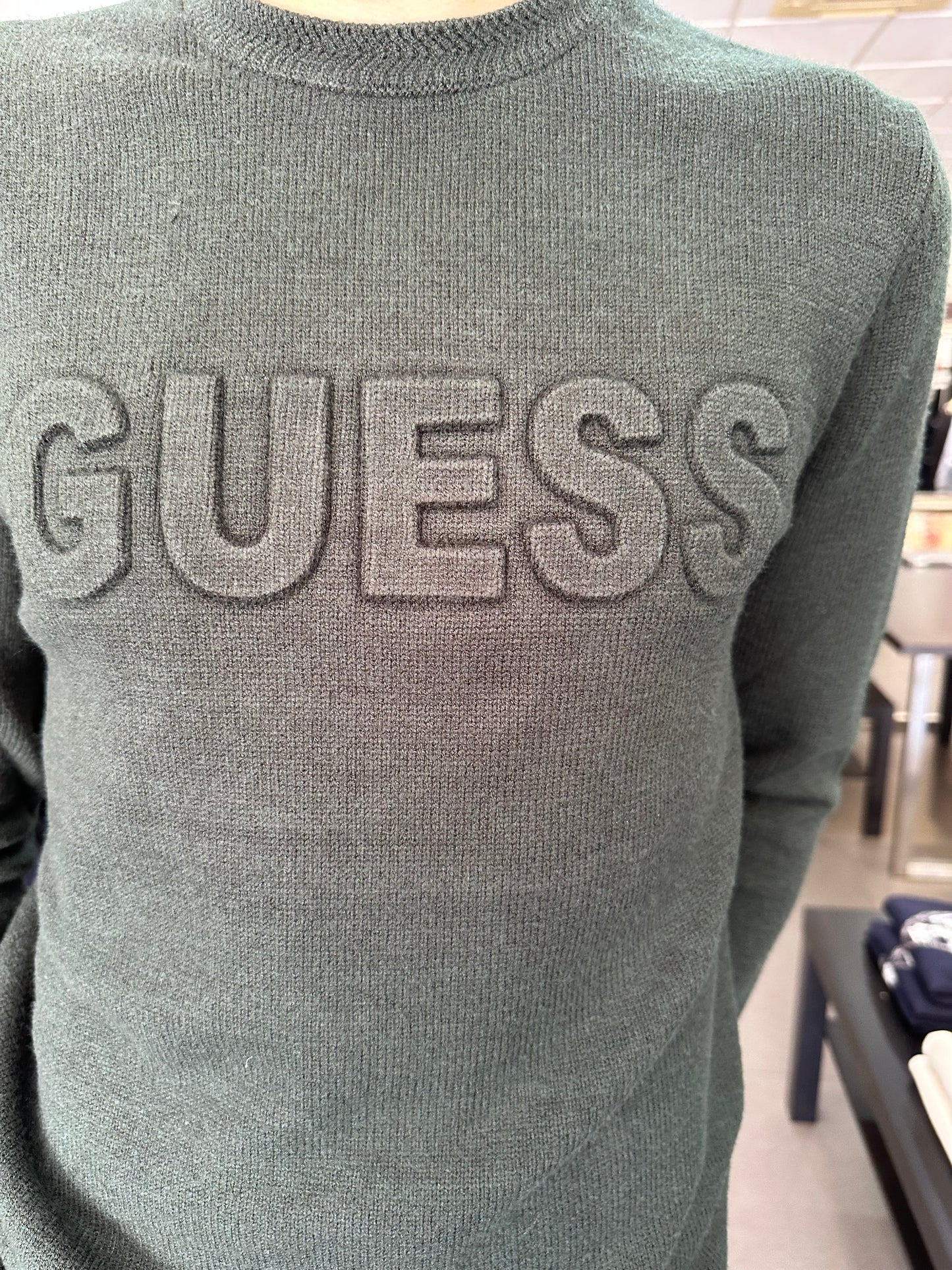 JERSEY GUESS VERDE OSCURO CON LOGO RELIEVE