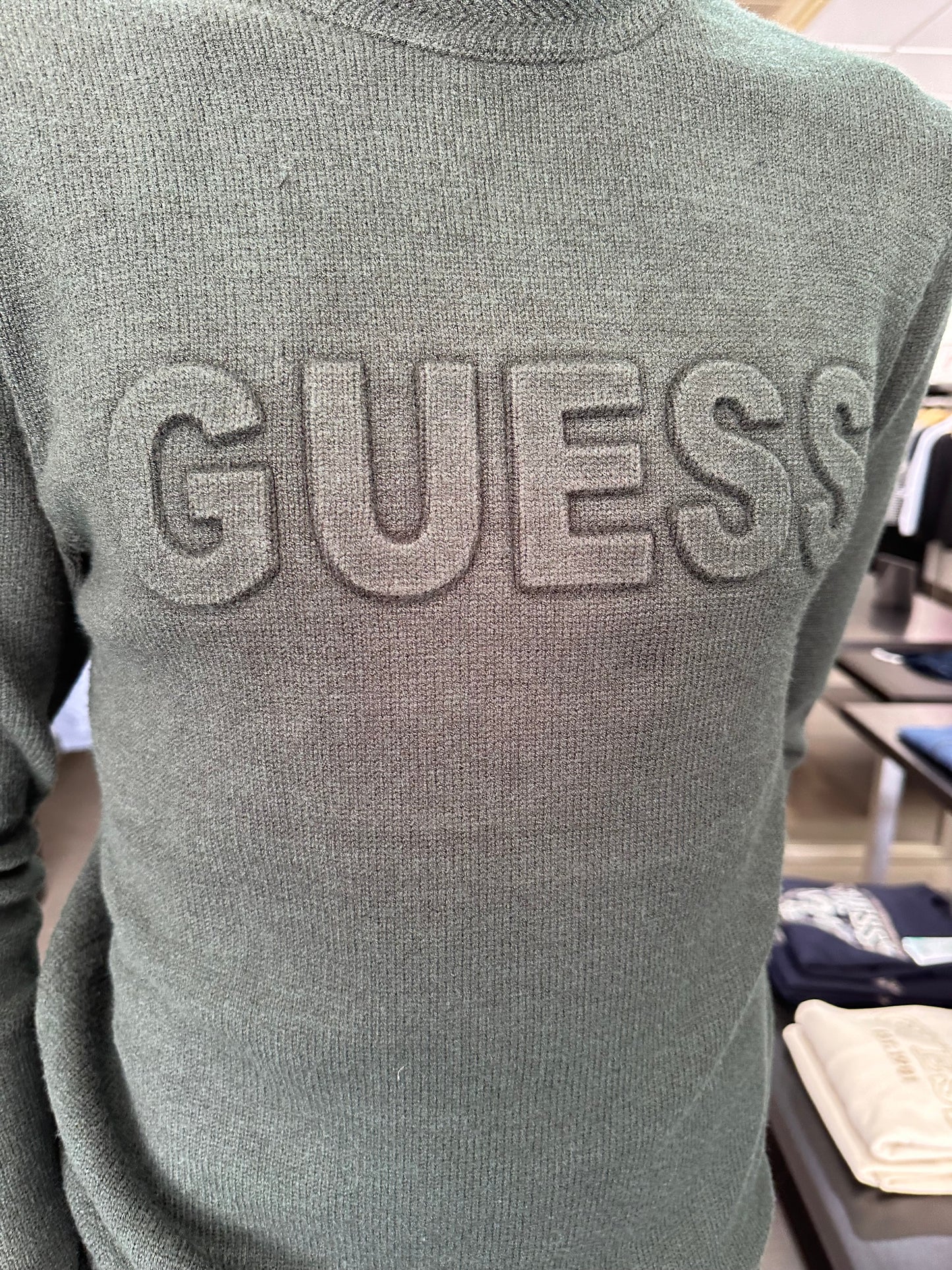 JERSEY GUESS VERDE OSCURO CON LOGO RELIEVE
