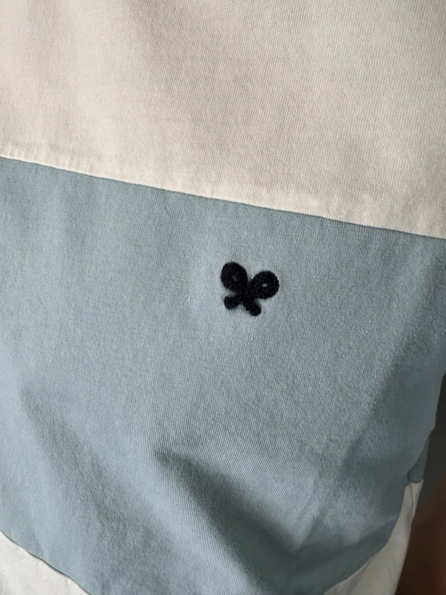 CAMISETA SILBON AZUL Y BLACA CON LOGO BORDADO